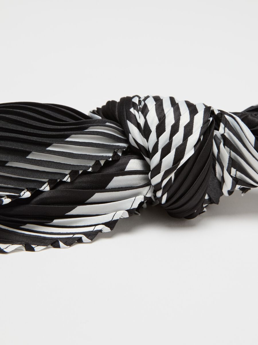 Pleated foulard with all-over print_2