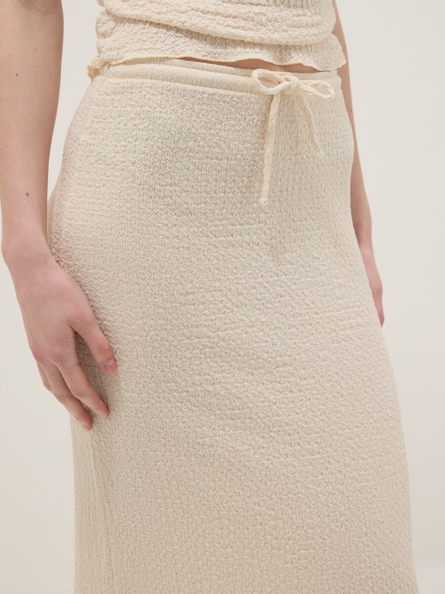 Gonna lunga beige in tessuto elasticizzato con texture mossa_3