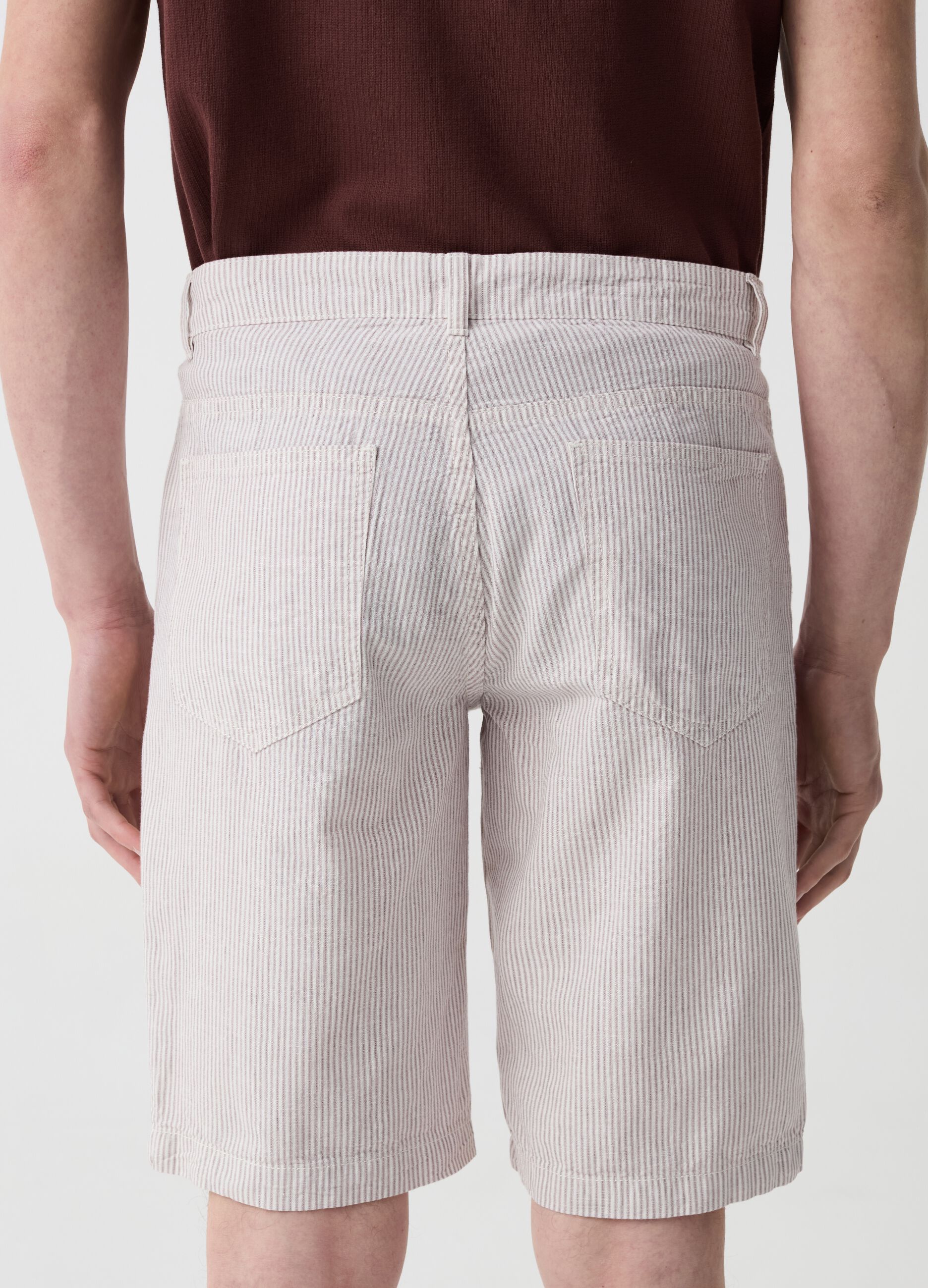 Bermuda shorts with thin stripes and five pockets