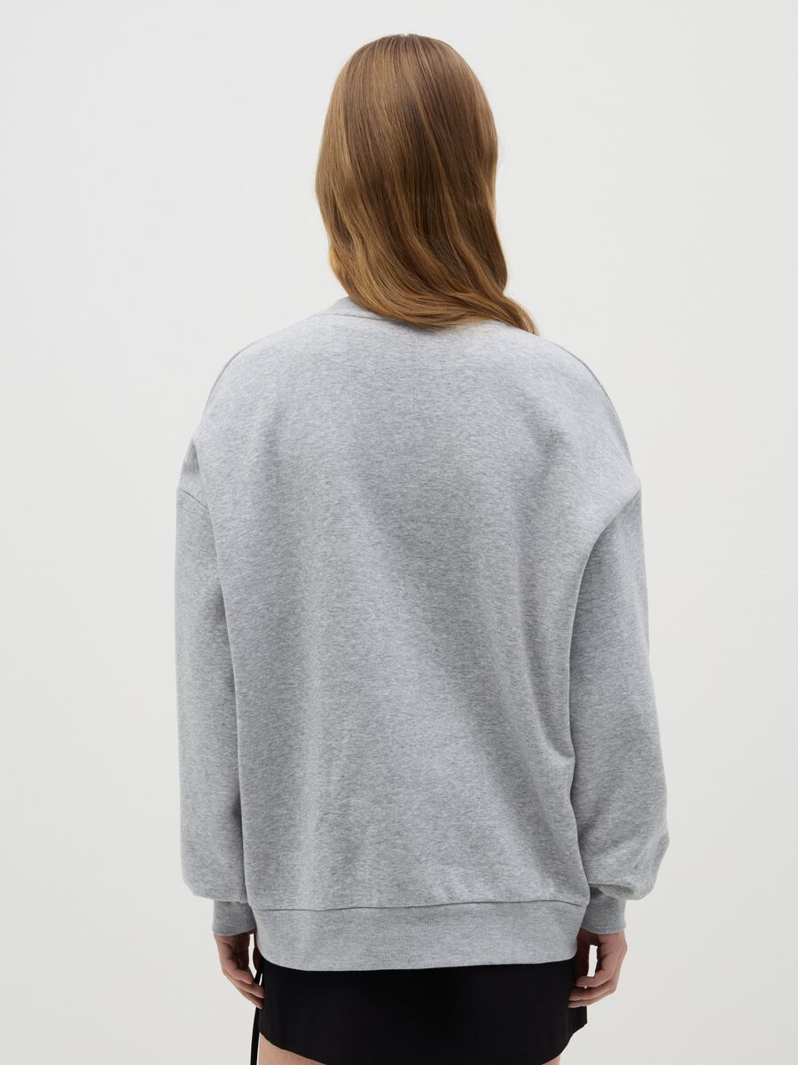 Round neck sweatshirt with print_2