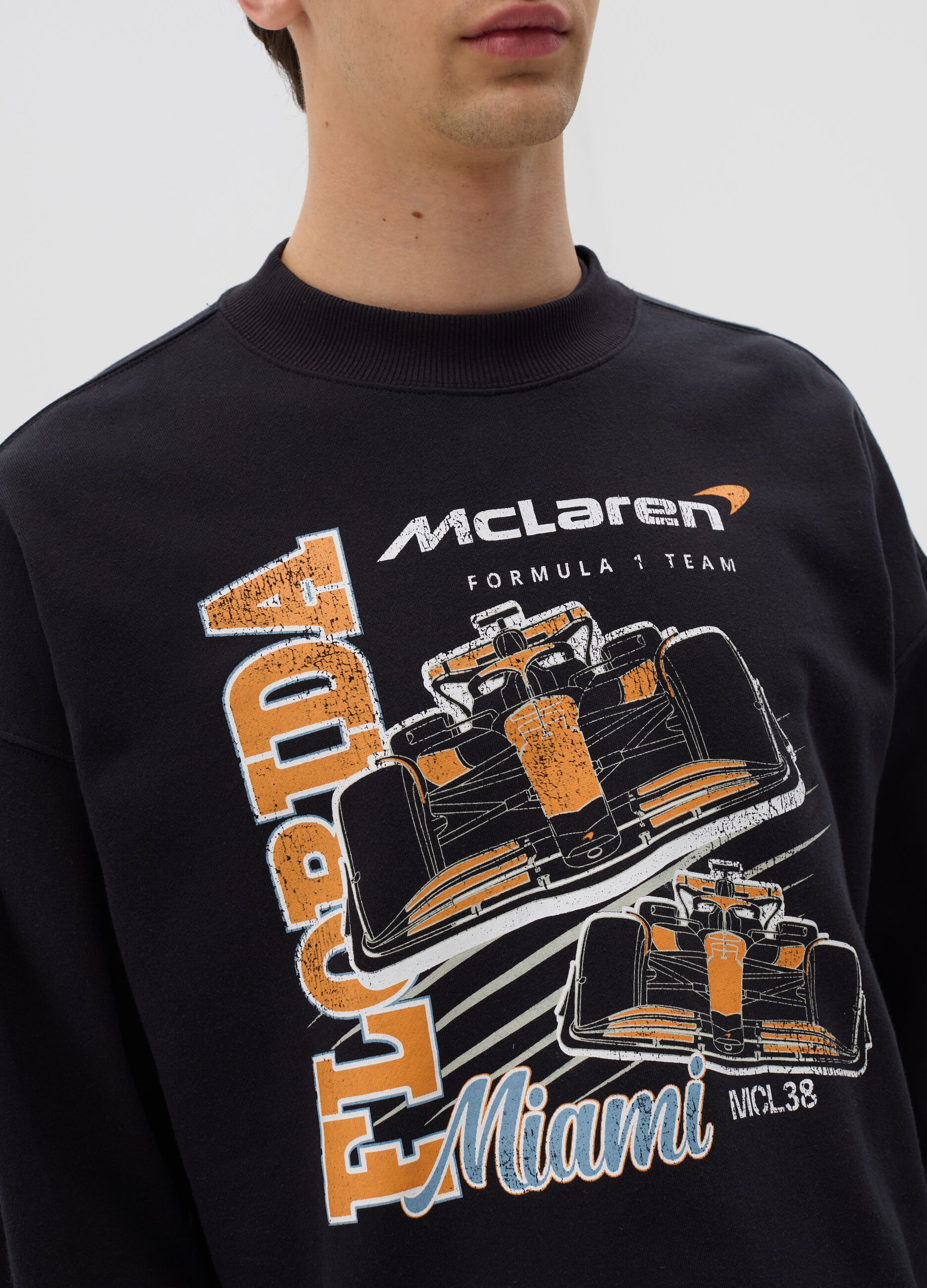 Black sweatshirt with round neck and McLaren print