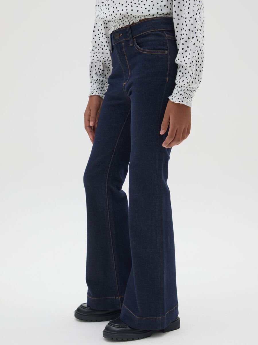 Jeans da ragazza in denim blu flare_3