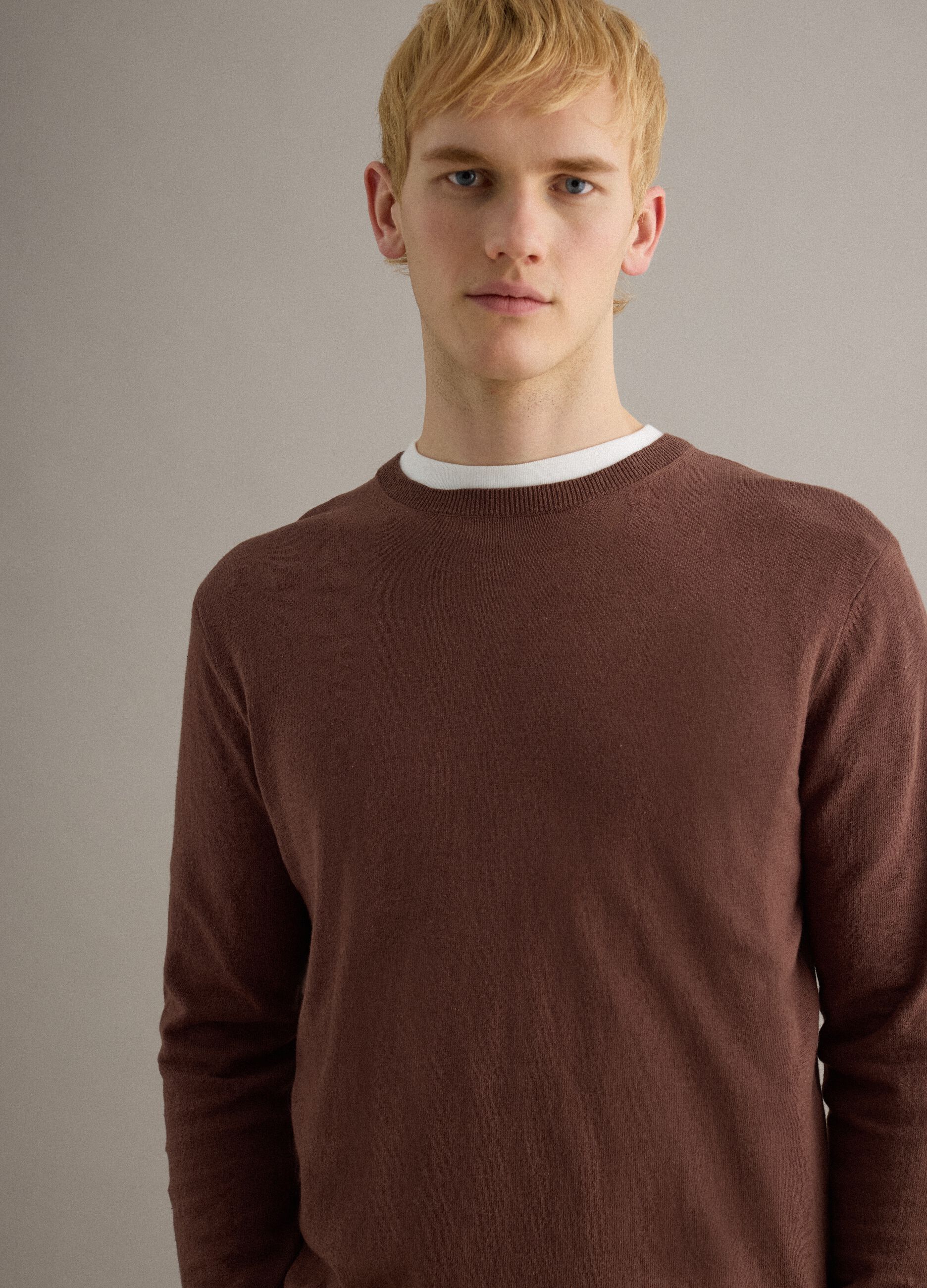 Brown cotton and linen crew neck pullover regular fit