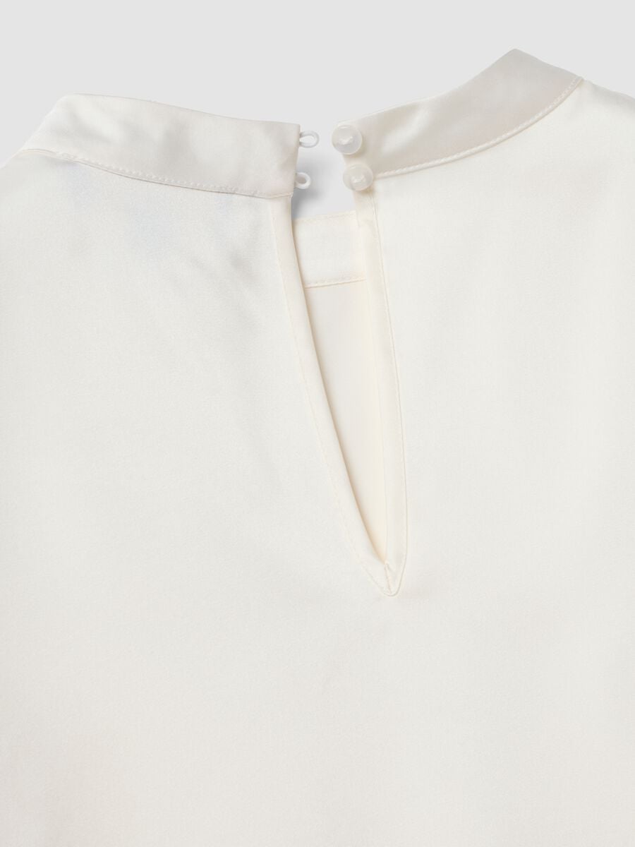 Top bianco in tessuto elasticizzato con collo alto_6