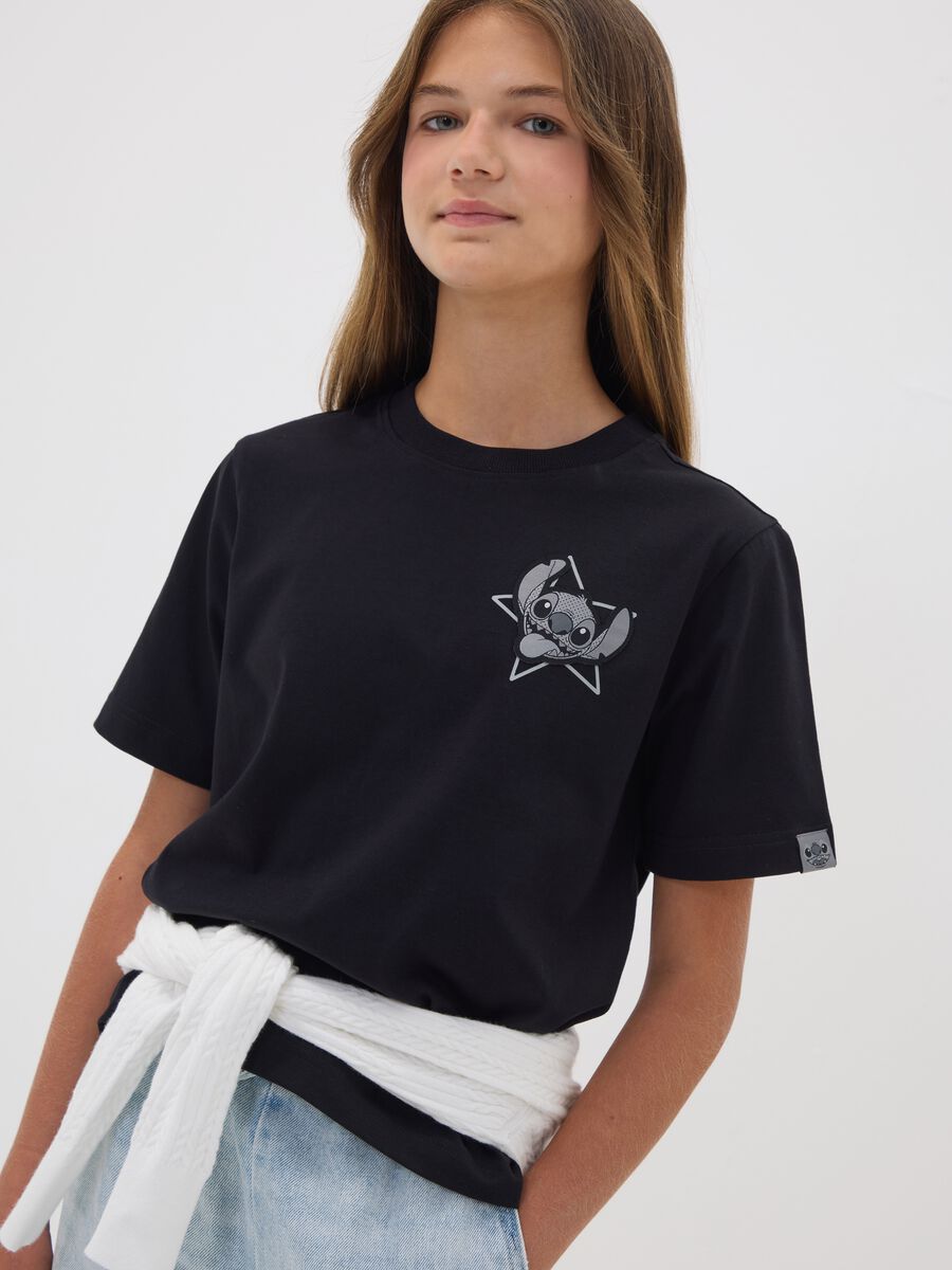 T-shirt boxy fit nera in puro cotone con stampa Lilo & Stitch per ragazza_1