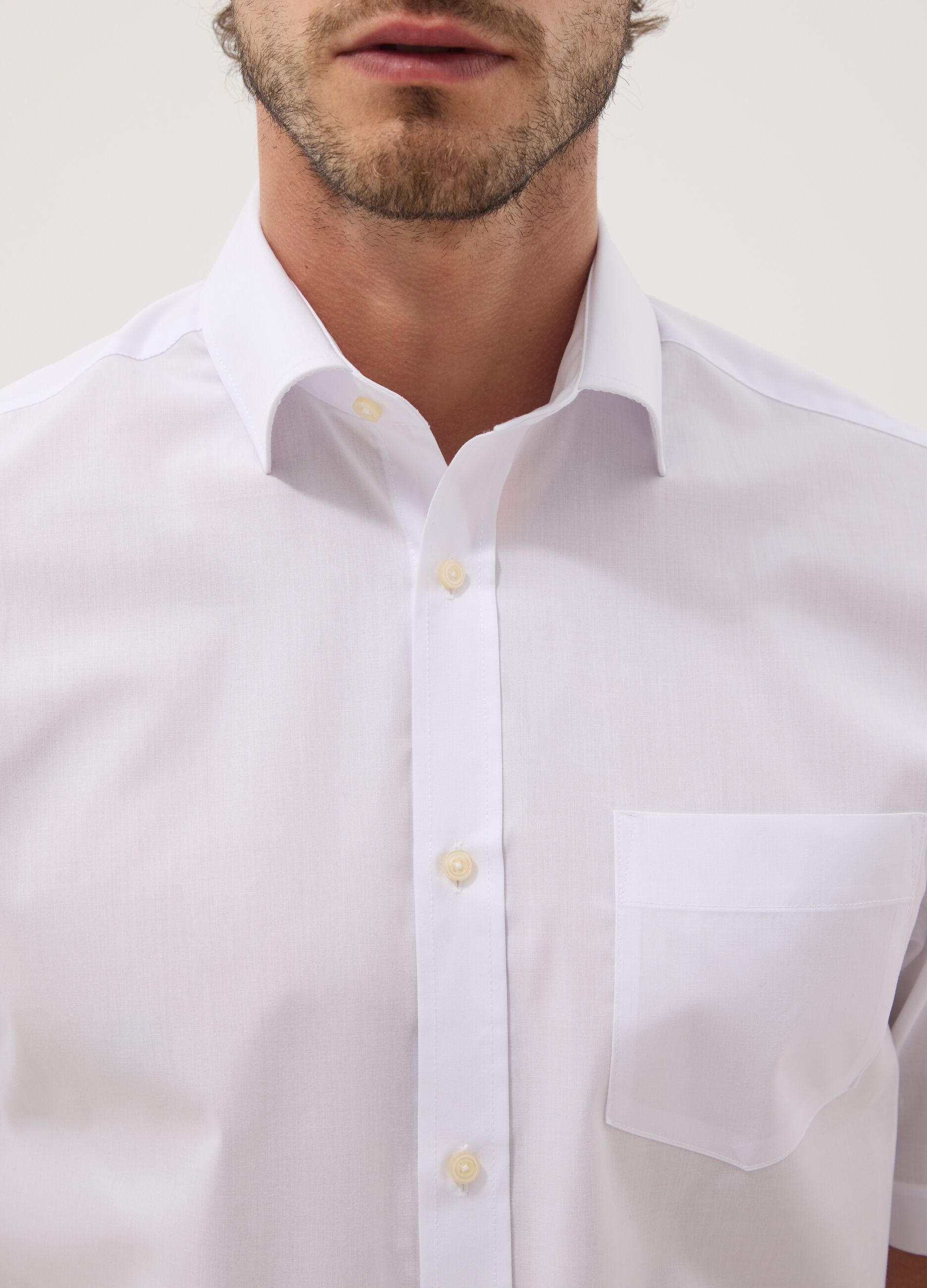 White regular-fit short-sleeve shirt with classic collar