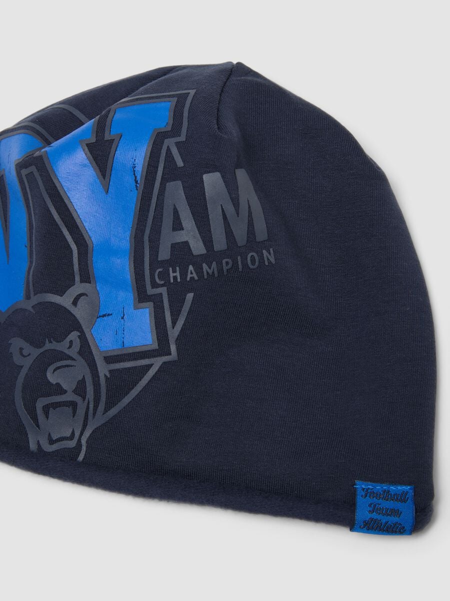 Cappello blu in cotone organico elasticizzato jersey con stampa per bambino_2
