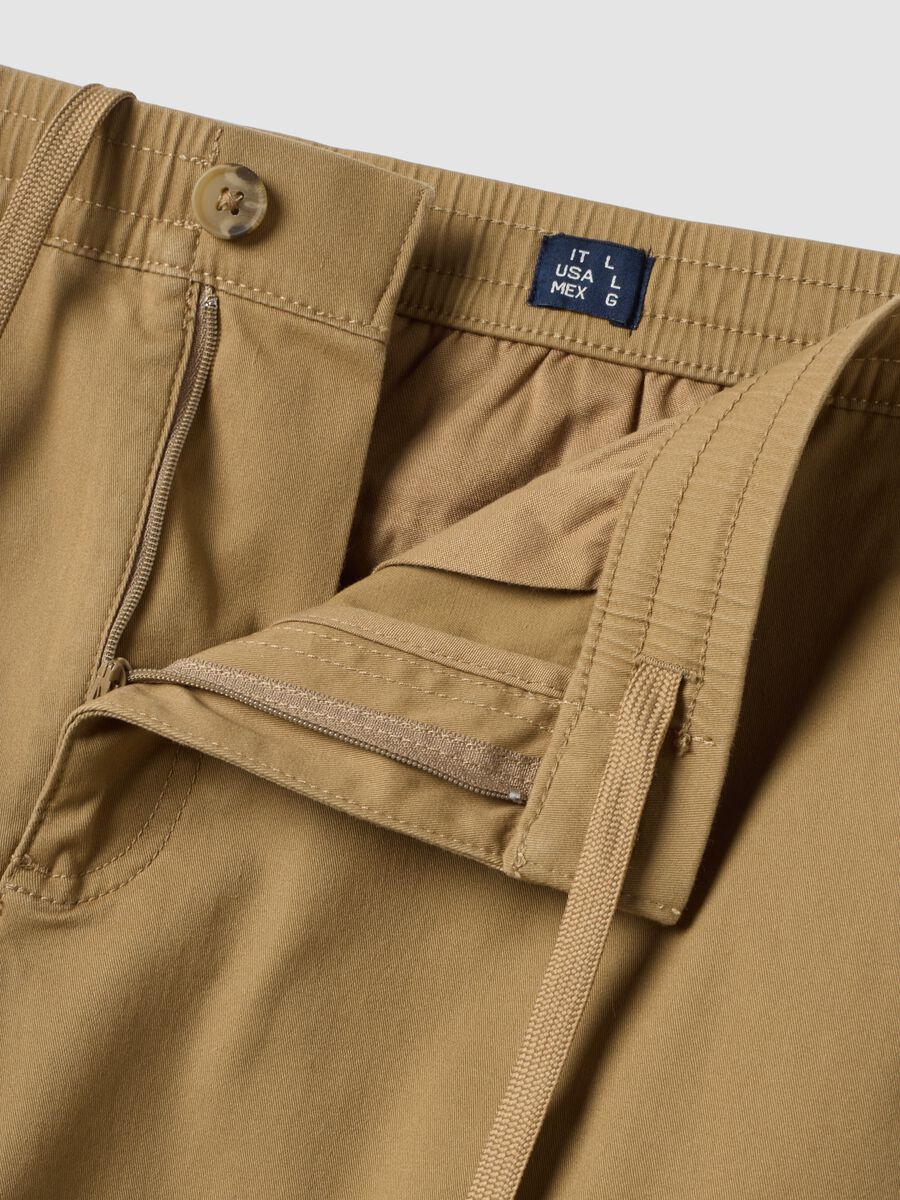 Pantaloni cargo marroni in cotone elasticizzato regular fit_1