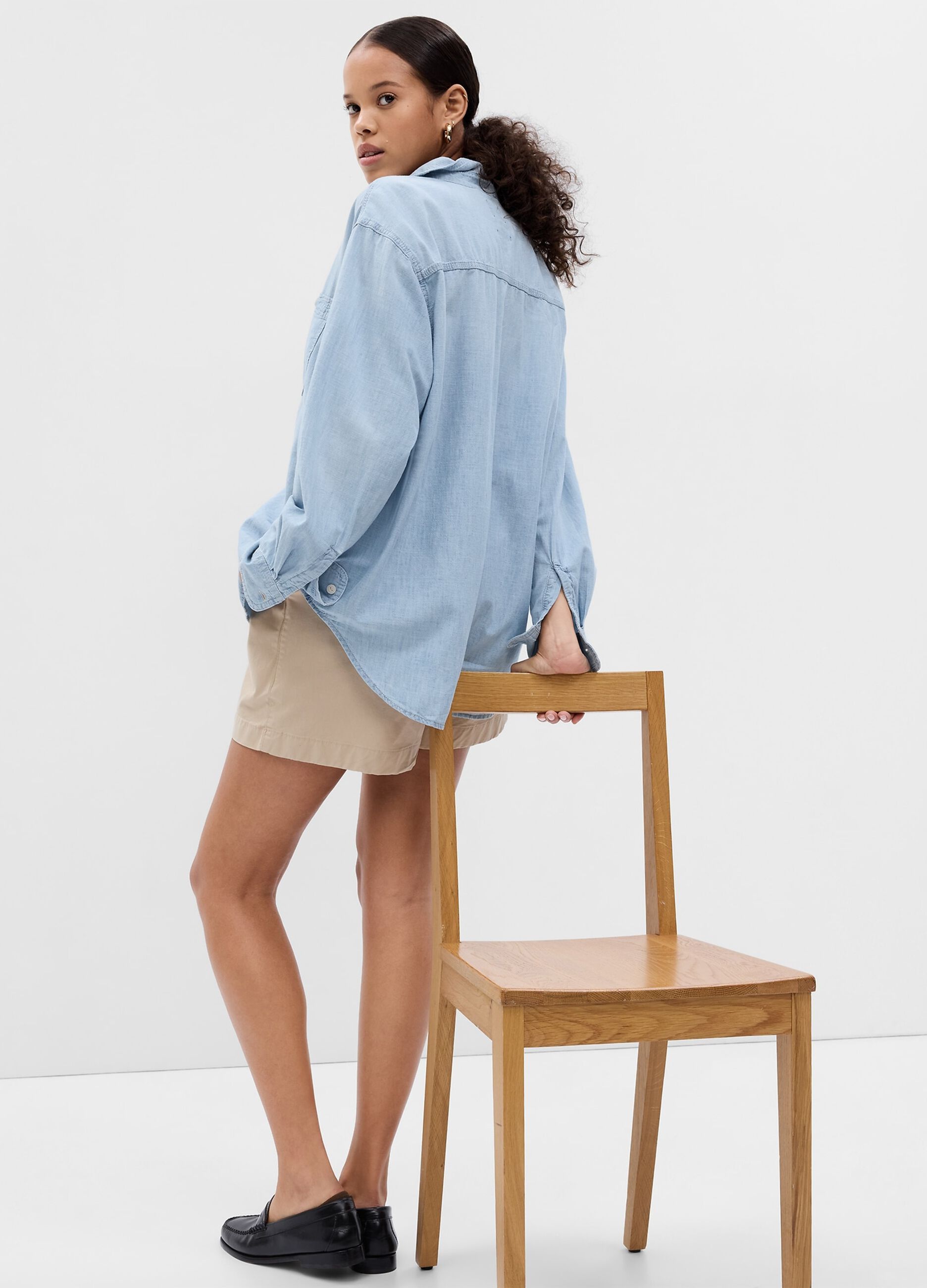 Oversized shirt in denim with pockets