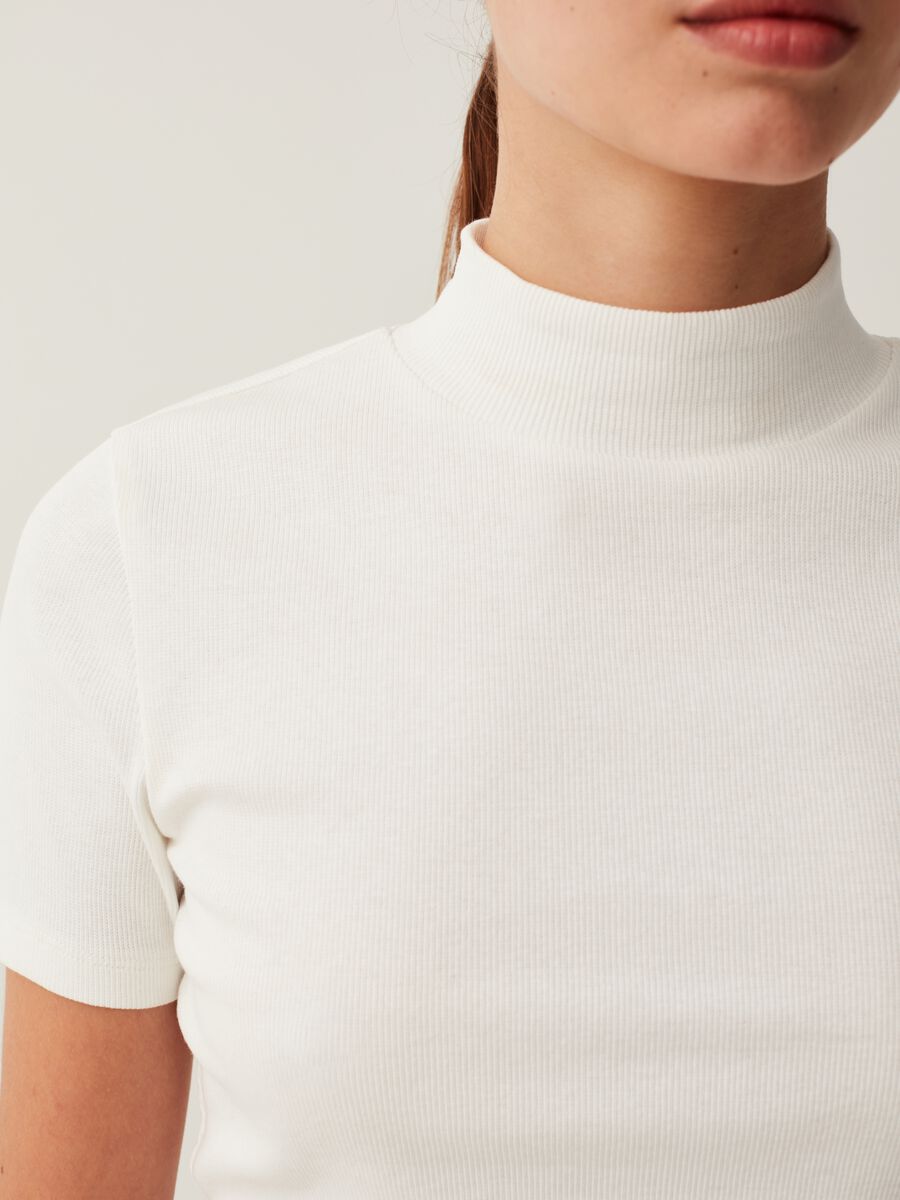 T-shirt a costine sottili mock neck_3