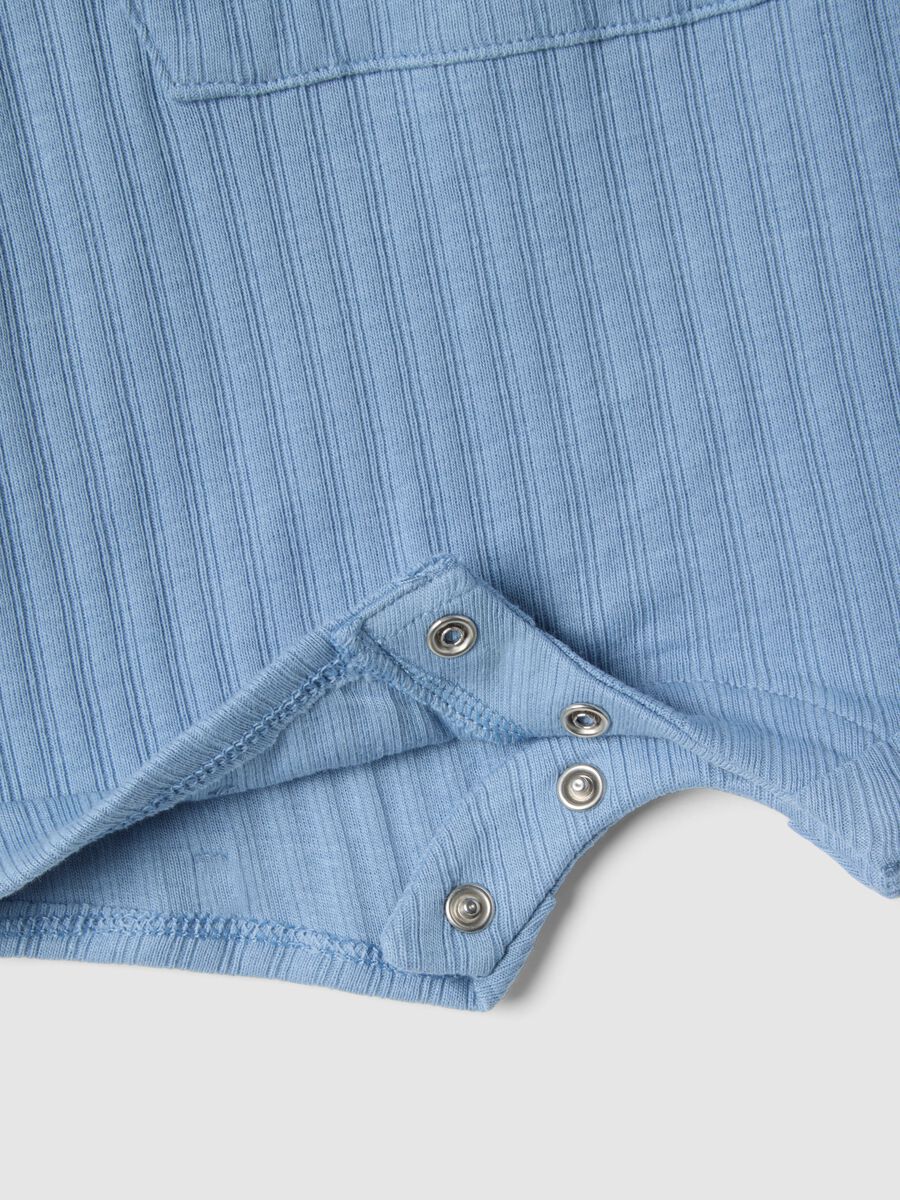 Pagliaccetto in puro cotone azzurro a coste da neonato con bottoni_3