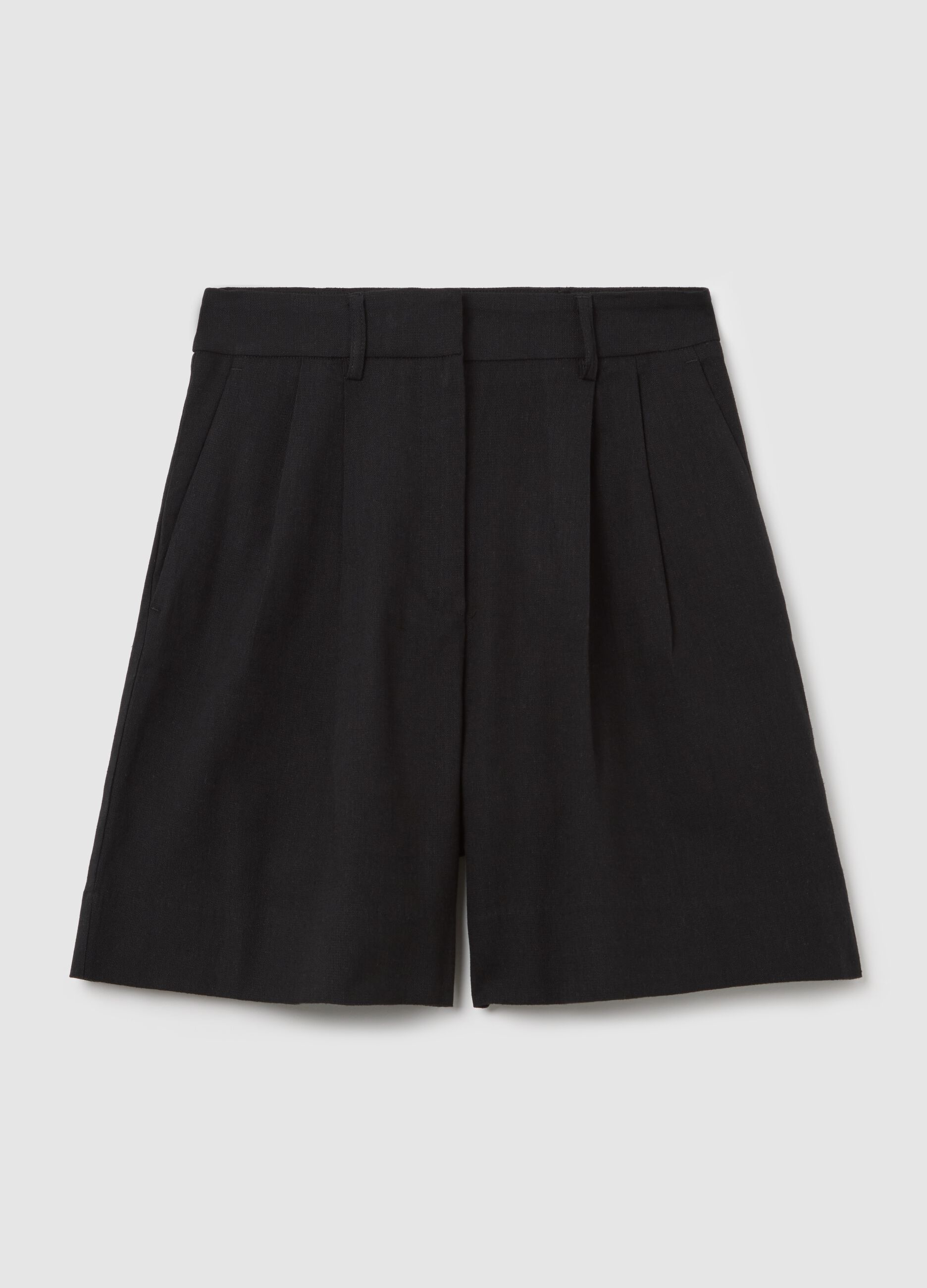 Bermuda shorts with darts