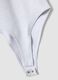 Body grigio in cotone elasticizzato a costine con scollo ampio_5