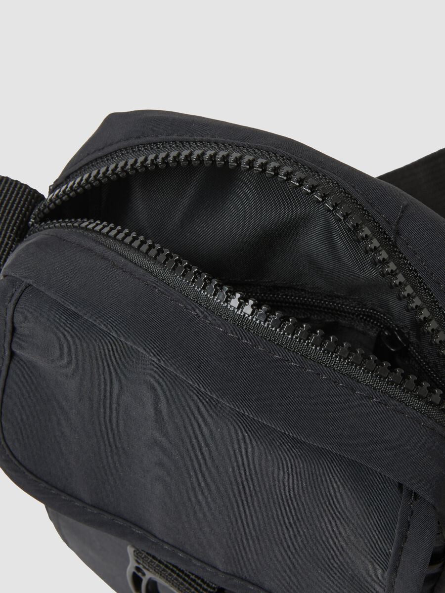 Borsetta a tracolla nera con chiusura a zip e tracolla regolabile_2