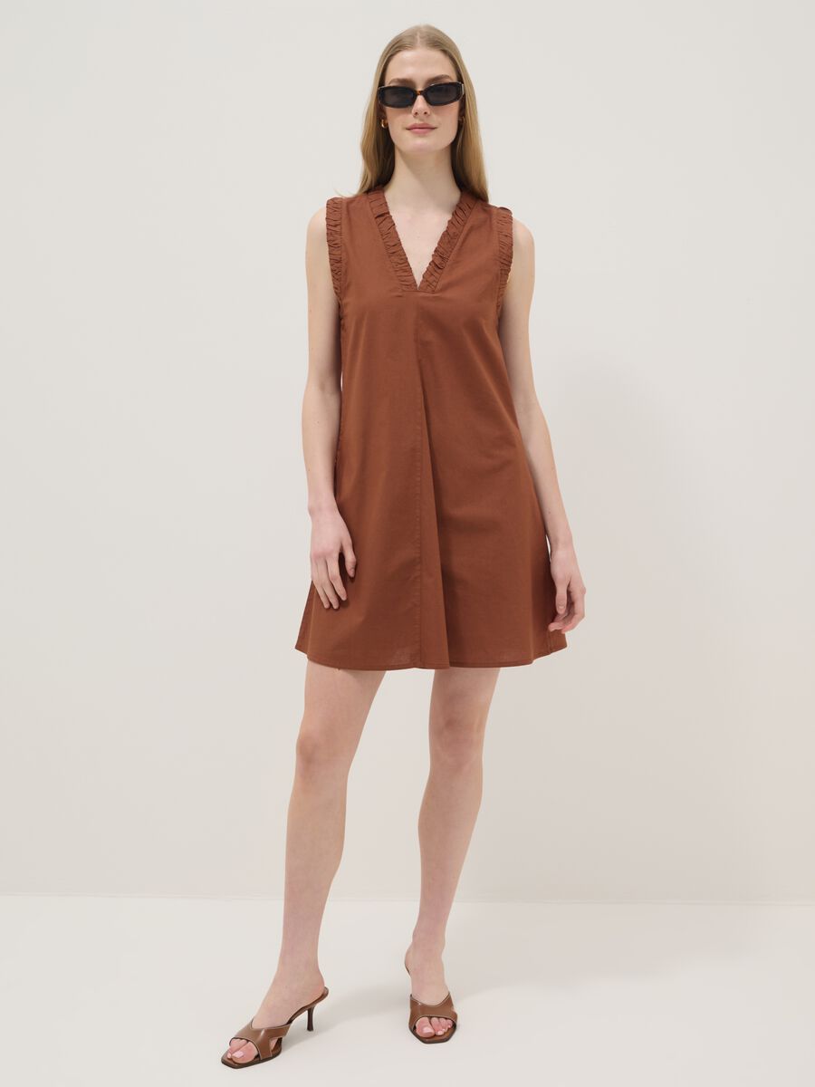 Abito mini marrone in puro cotone regular con scollo a V arricciato_0