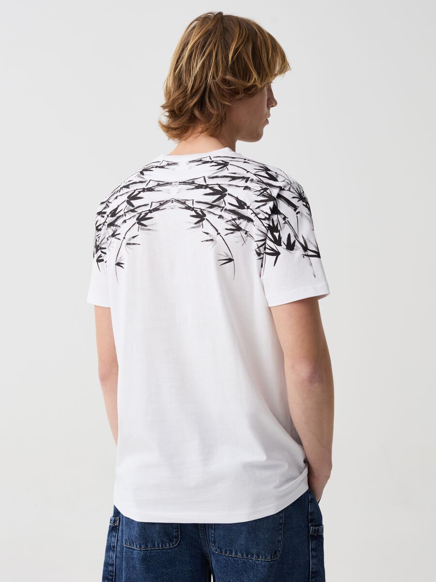 T-shirt with foliage print and round neck_2