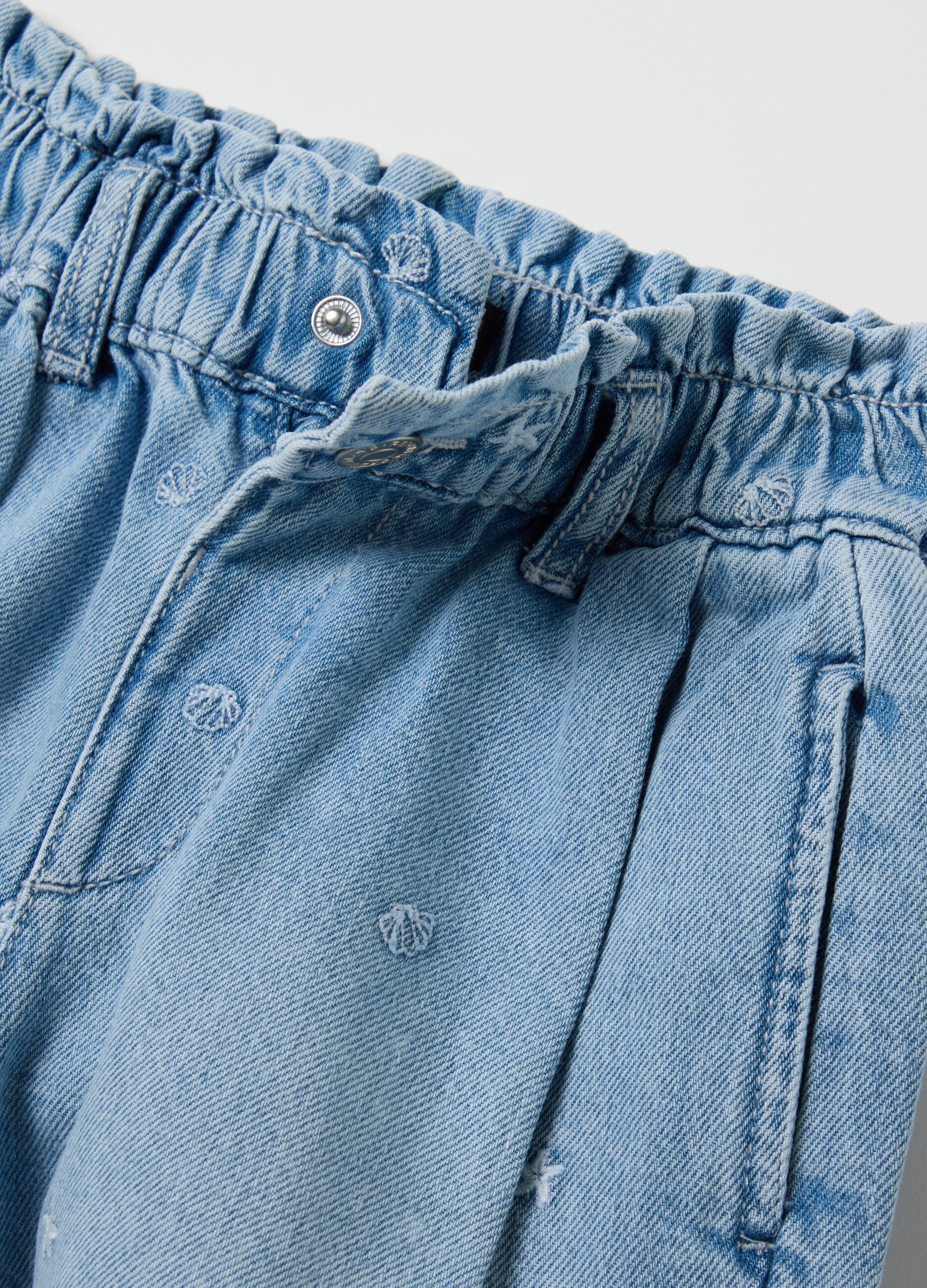 Shorts denim in cotone con ricami 