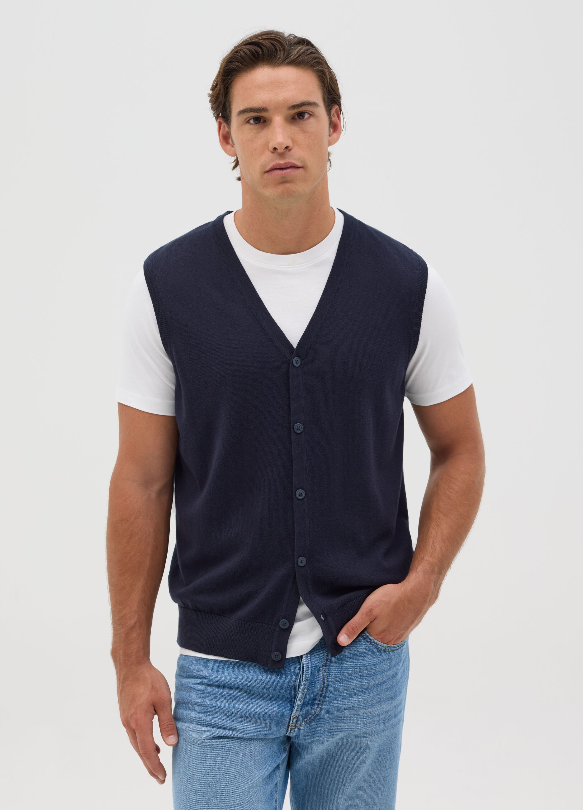 Gilet with V neck and buttons