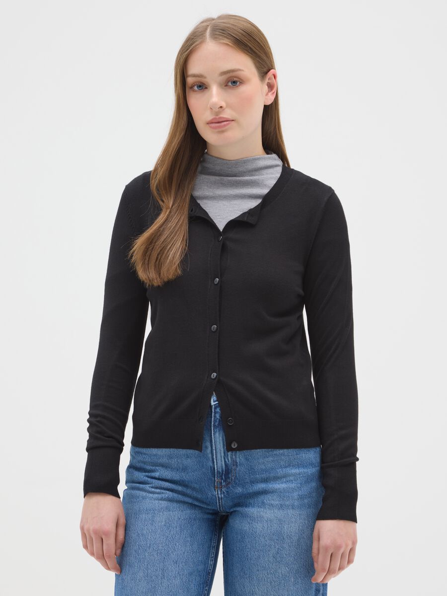 Cardigan girocollo nero regular fit con lavorazione a maglia jersey_0