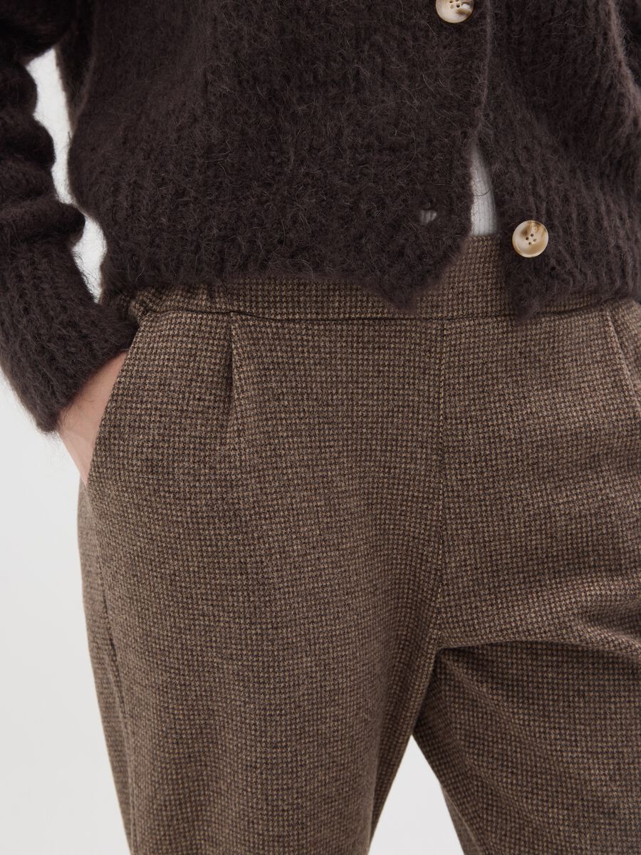 Pantaloni in microquadri marroni regular fit_3