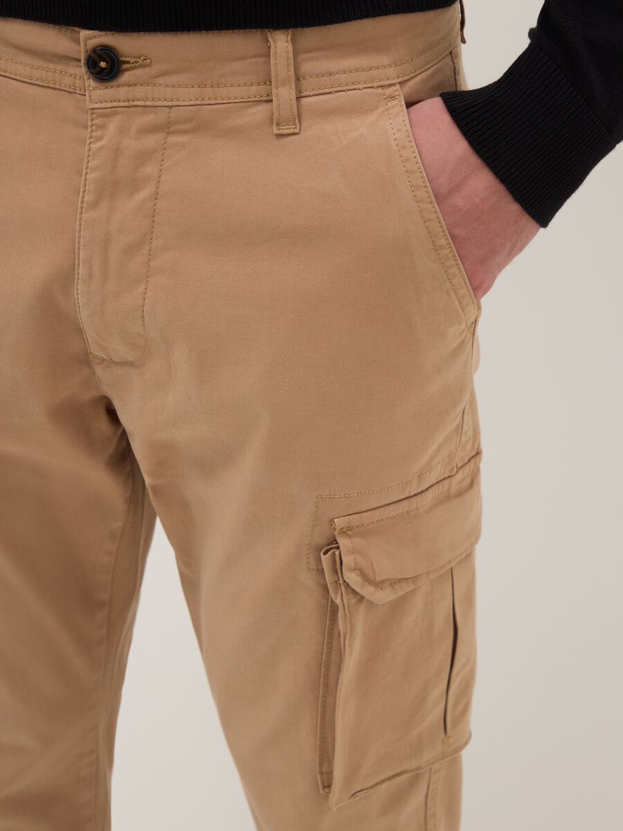 Pantaloni cargo beige in cotone elasticizzato slim fit_3