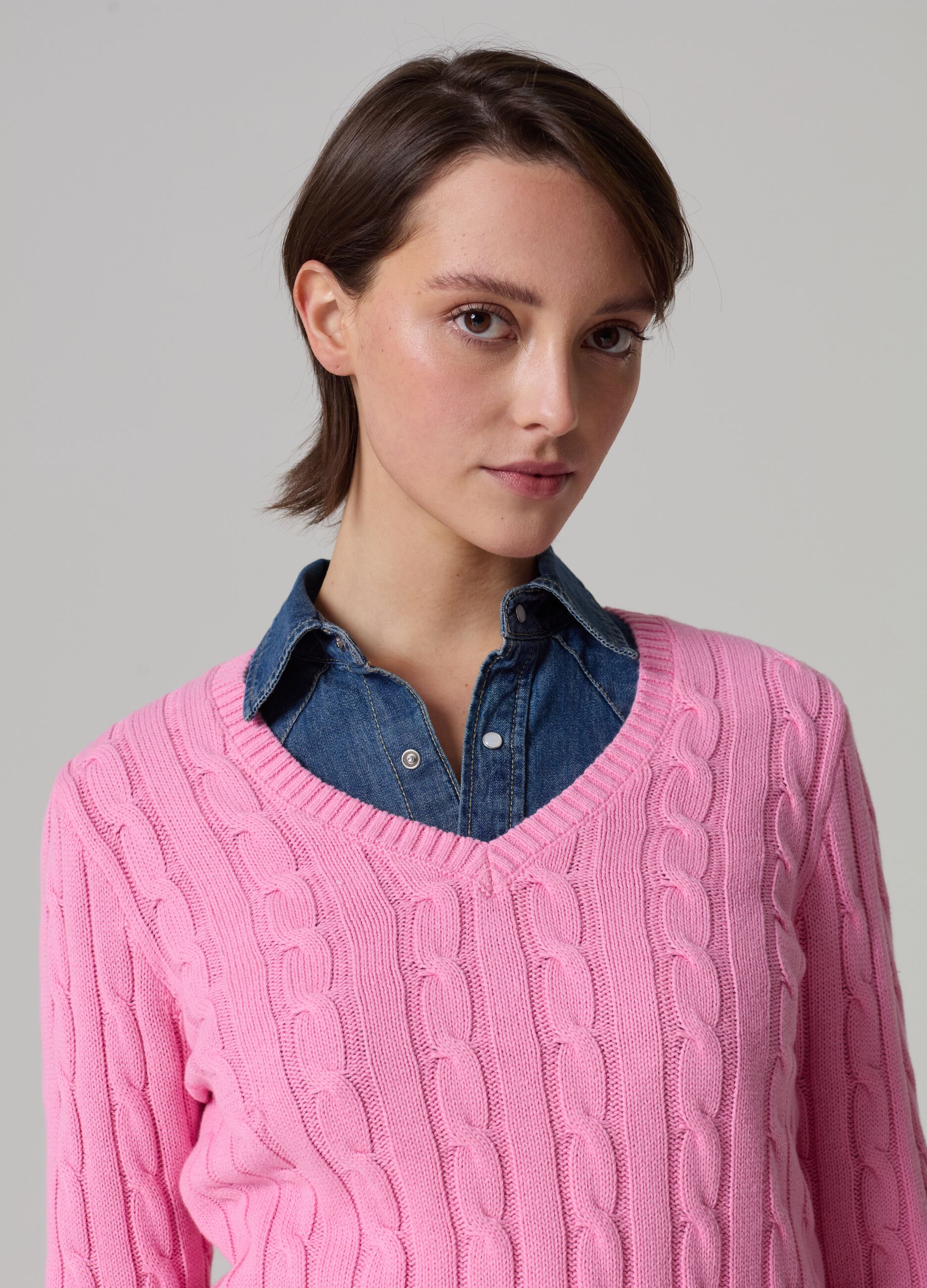 Pullover with V neck and cable-knit design