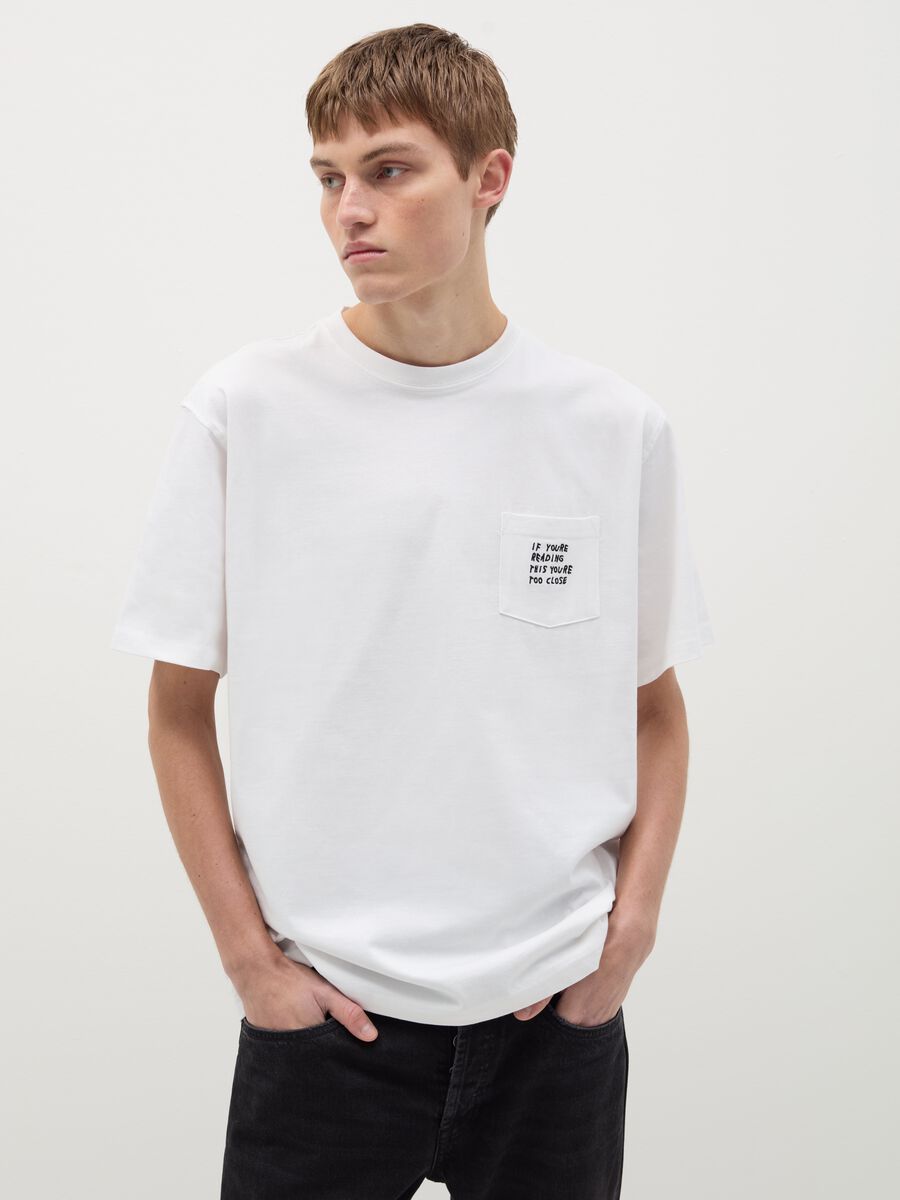 T-shirt con tasca a ricamo_0