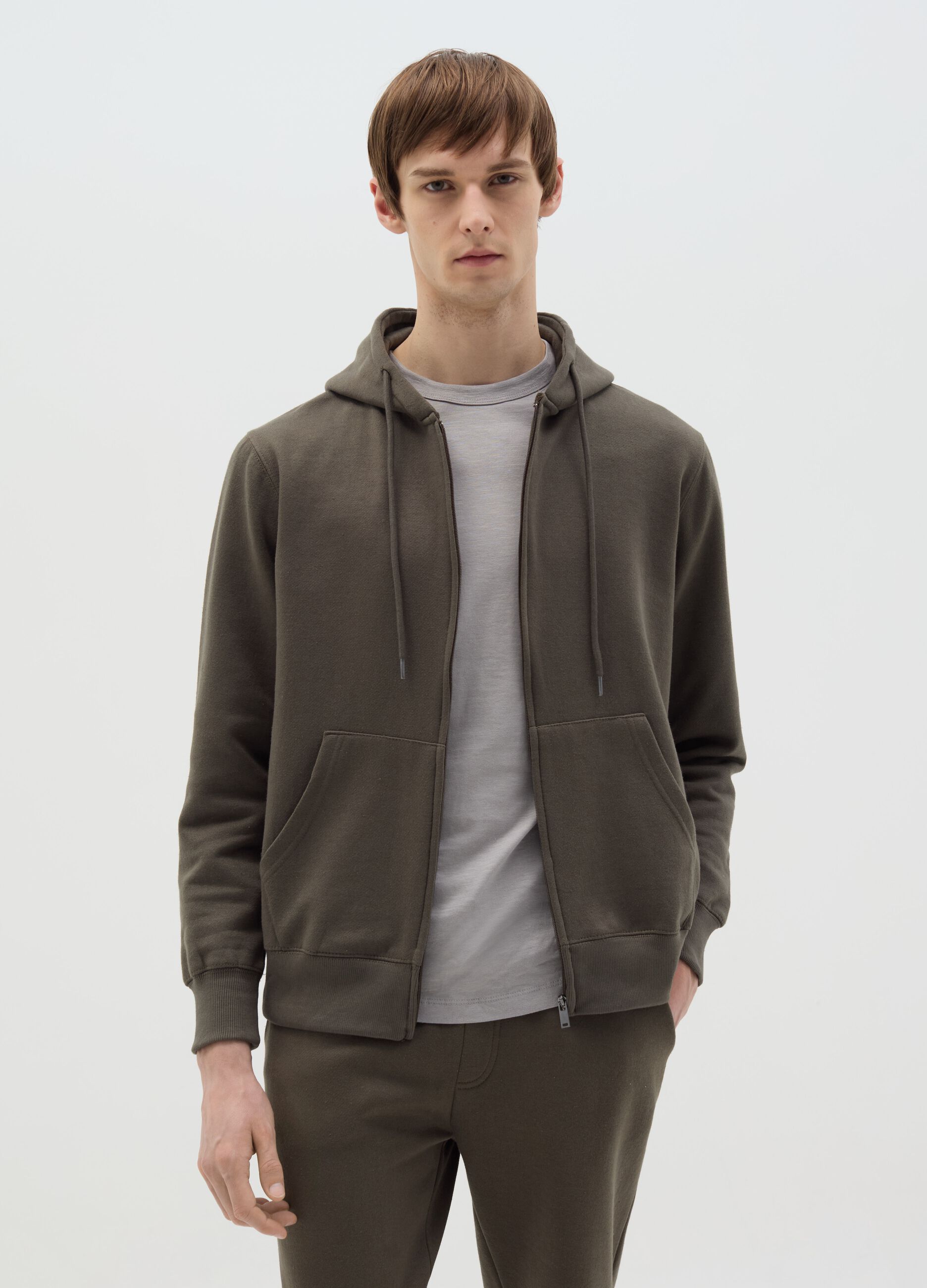 Essential full-zip sweatshirt with hood