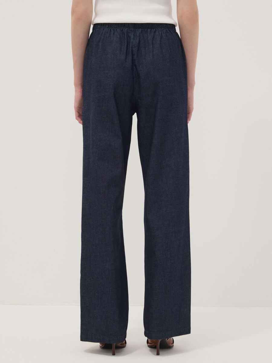 Pantaloni denim blu in puro cotone wide leg con coulisse_2