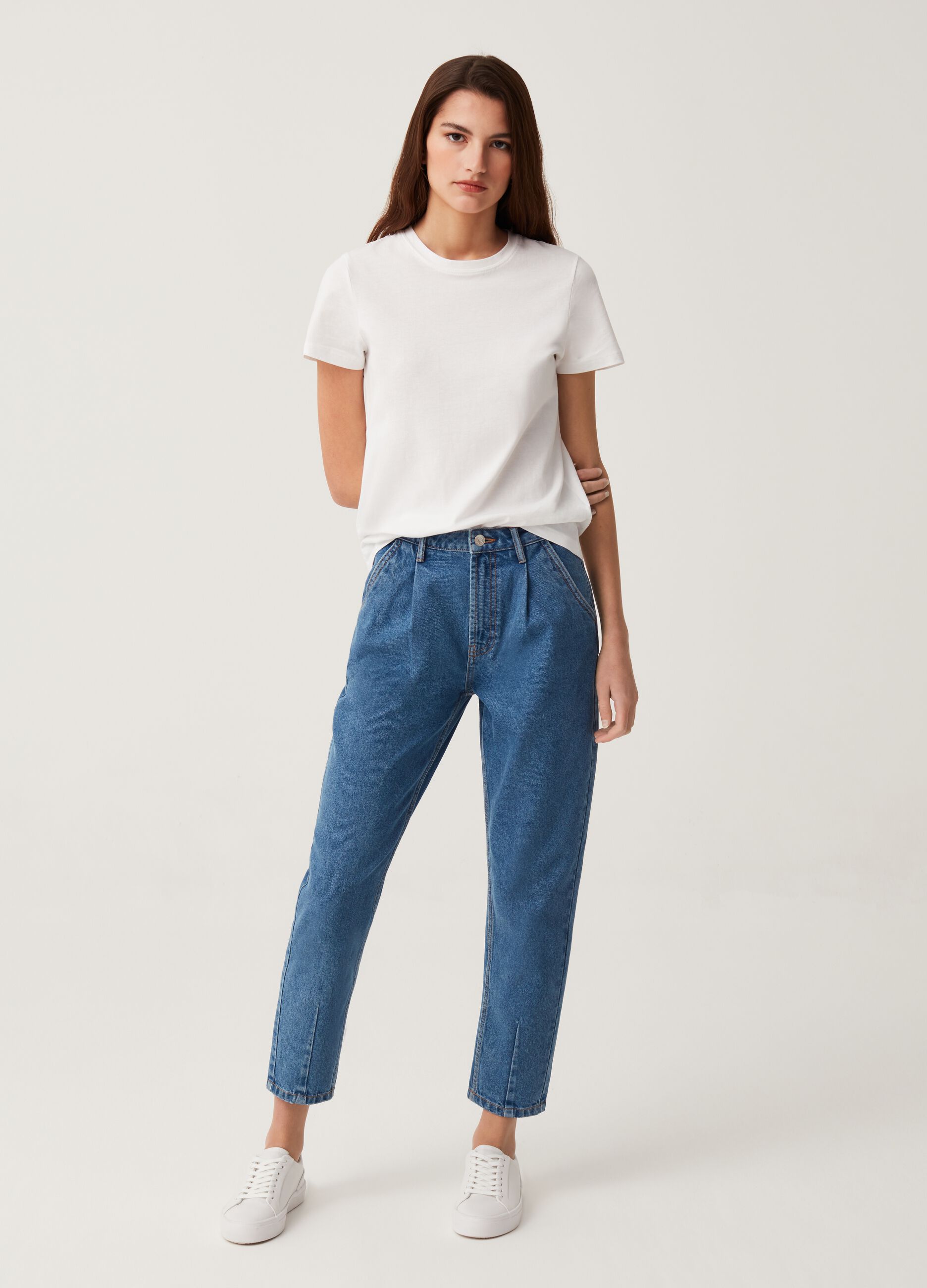 Slouchy jeans with darts
