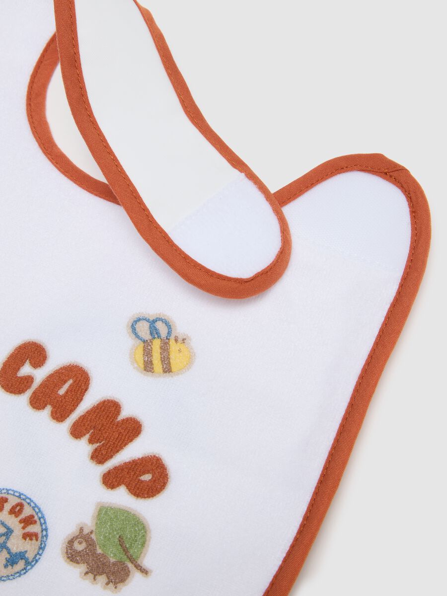 Two-pack white cotton blend bibs with velcro and prints_2