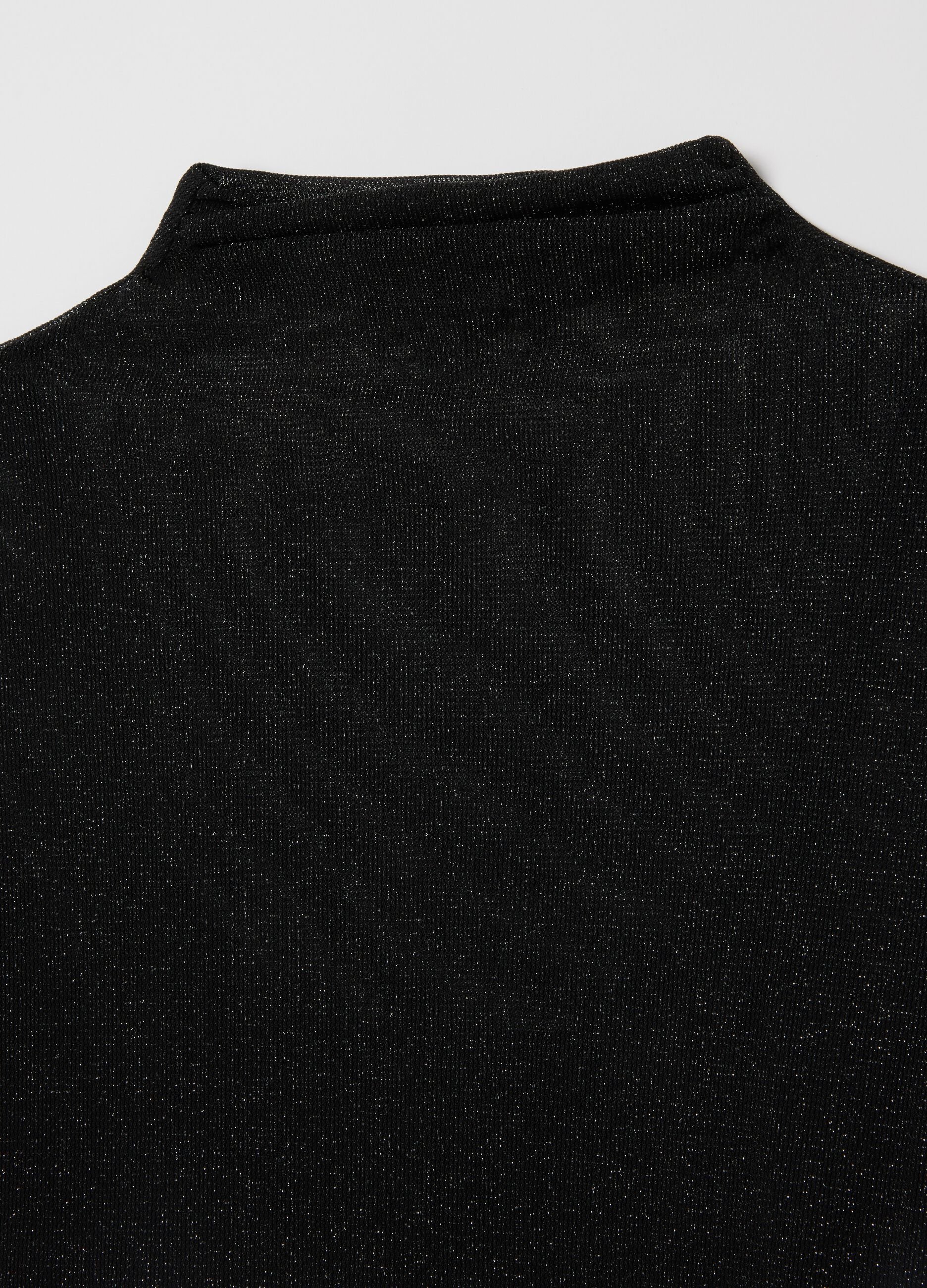 Maglia nera regular fit con maniche lunghe