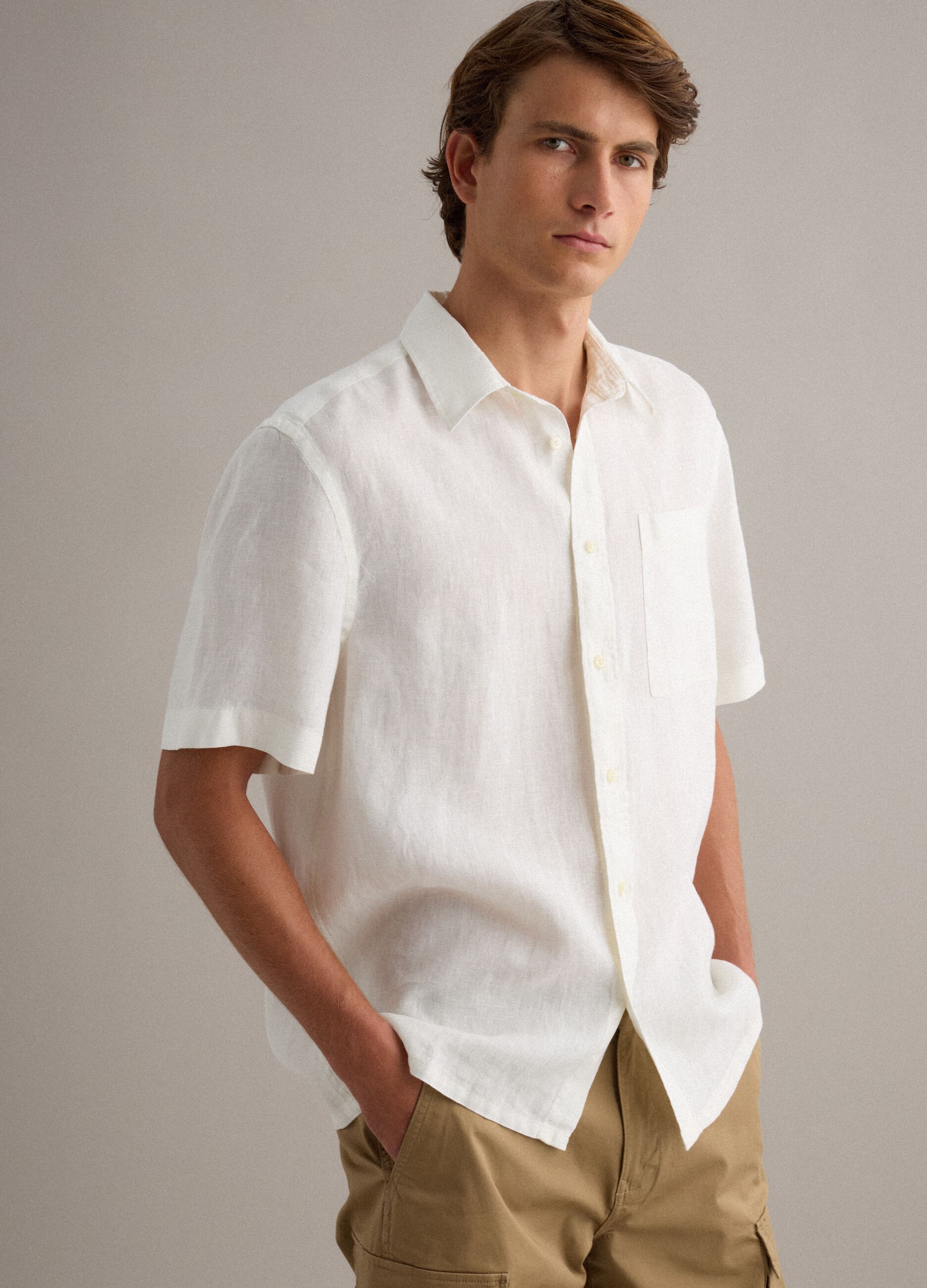 White pure linen short-sleeve shirt, regular fit with chest pocket