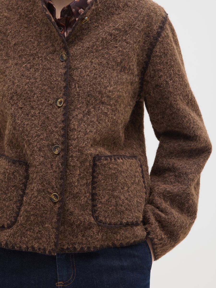 Giacca marrone regular fit con bottoni e tasche_3