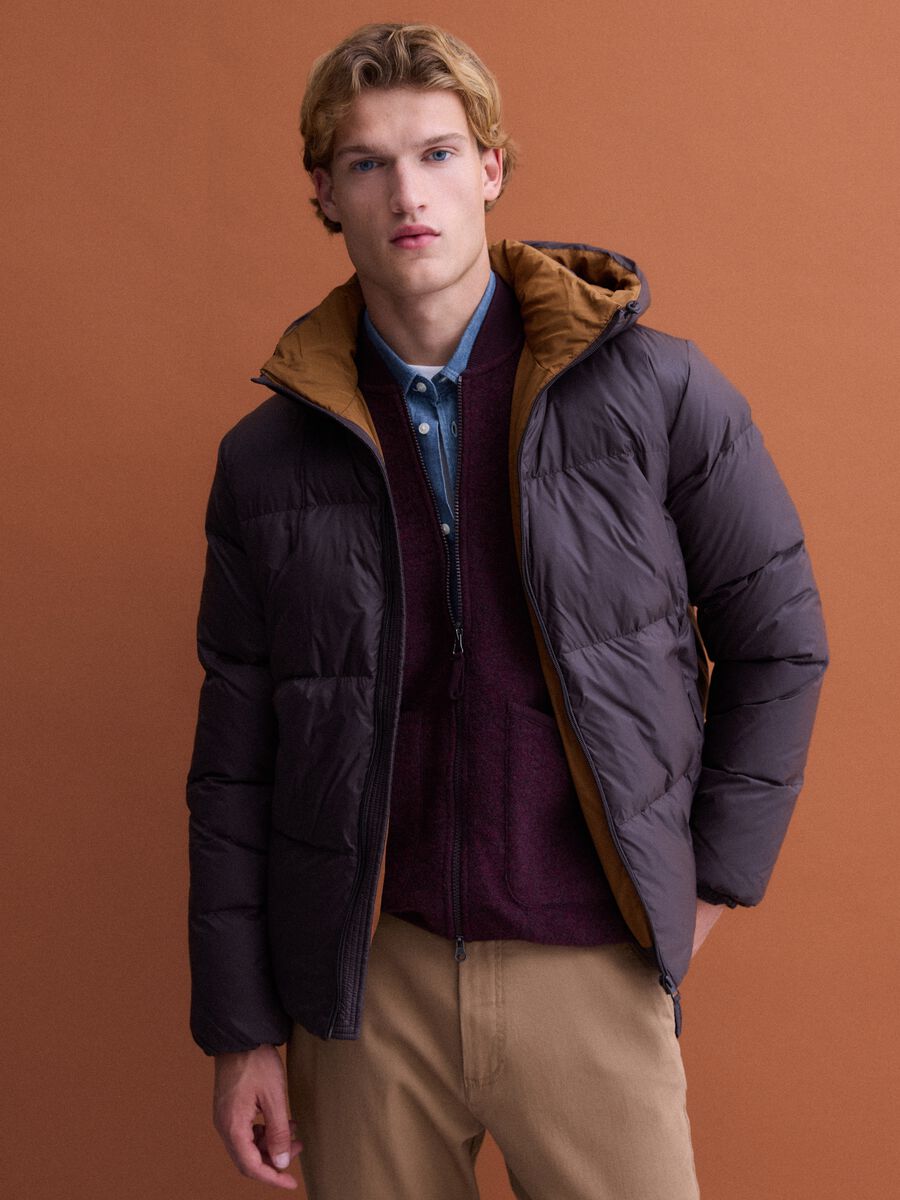 Piumino marrone imbottito con cappuccio e zip regular fit_0