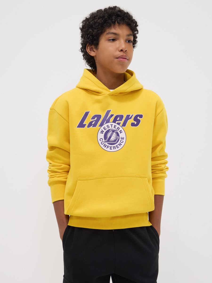 Yellow cotton-blend hoodie with Lakers print for boys_1