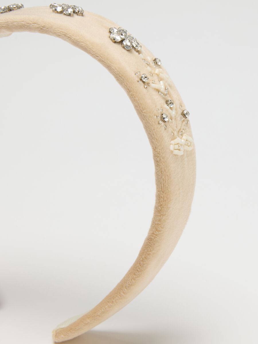 Cerchietto beige da bambina con dettagli floreali_3