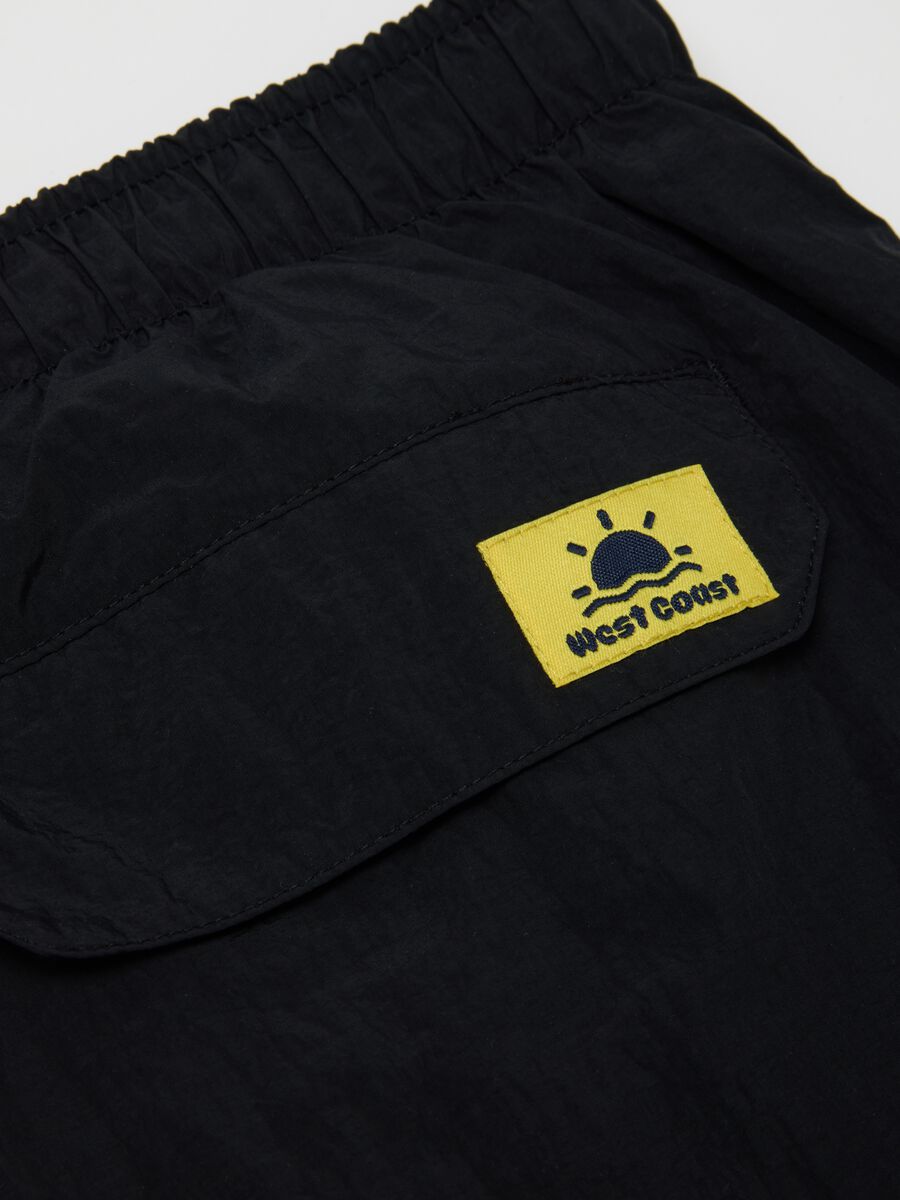 Pantaloncini da uomo in nero regular fit con coulisse_5
