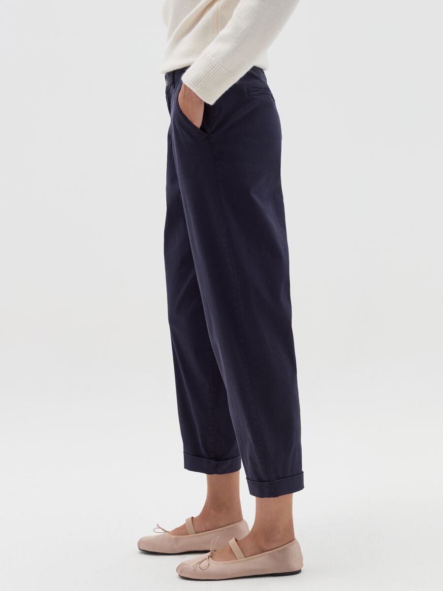 Chino trousers with turned-up hems_2