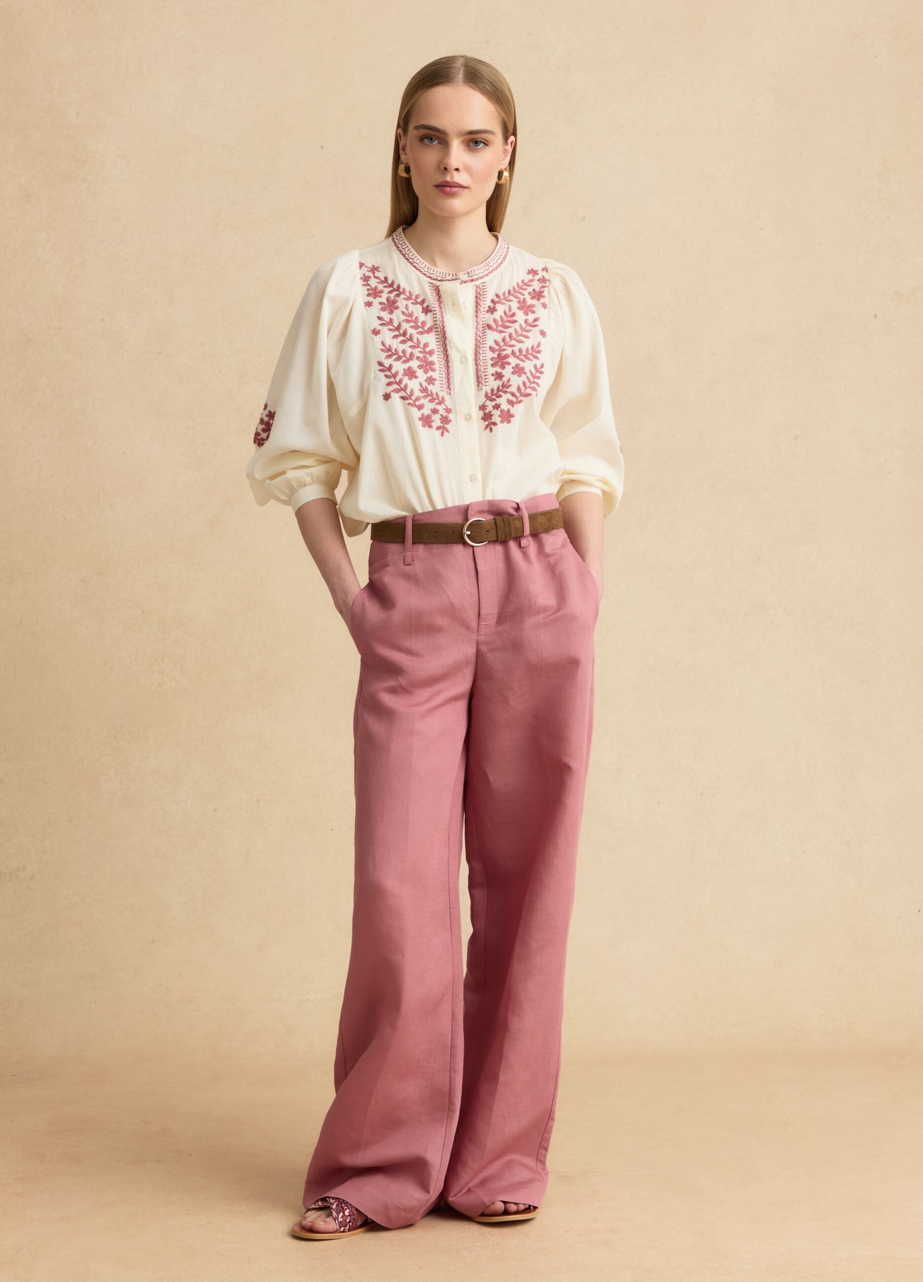 Camicia beige in puro cotone con ricami floreali