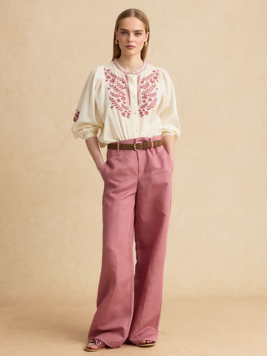 Camicia beige in puro cotone con ricami floreali_2