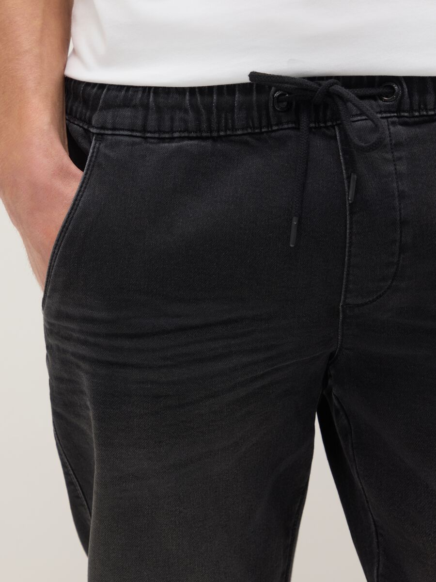 Jeans in denim neri regular fit con elastico_3