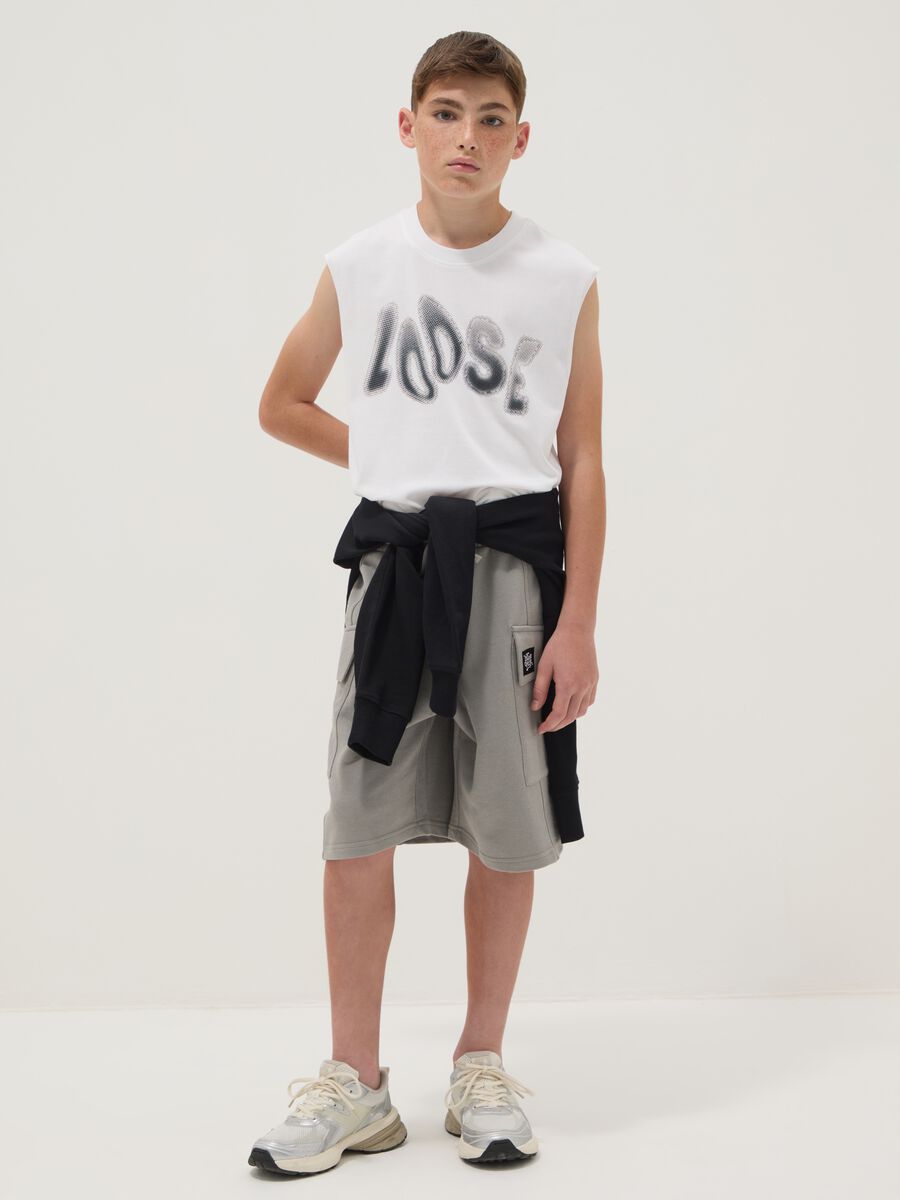 Bermuda grigi in puro cotone con tasche cargo per ragazzo over fit_0