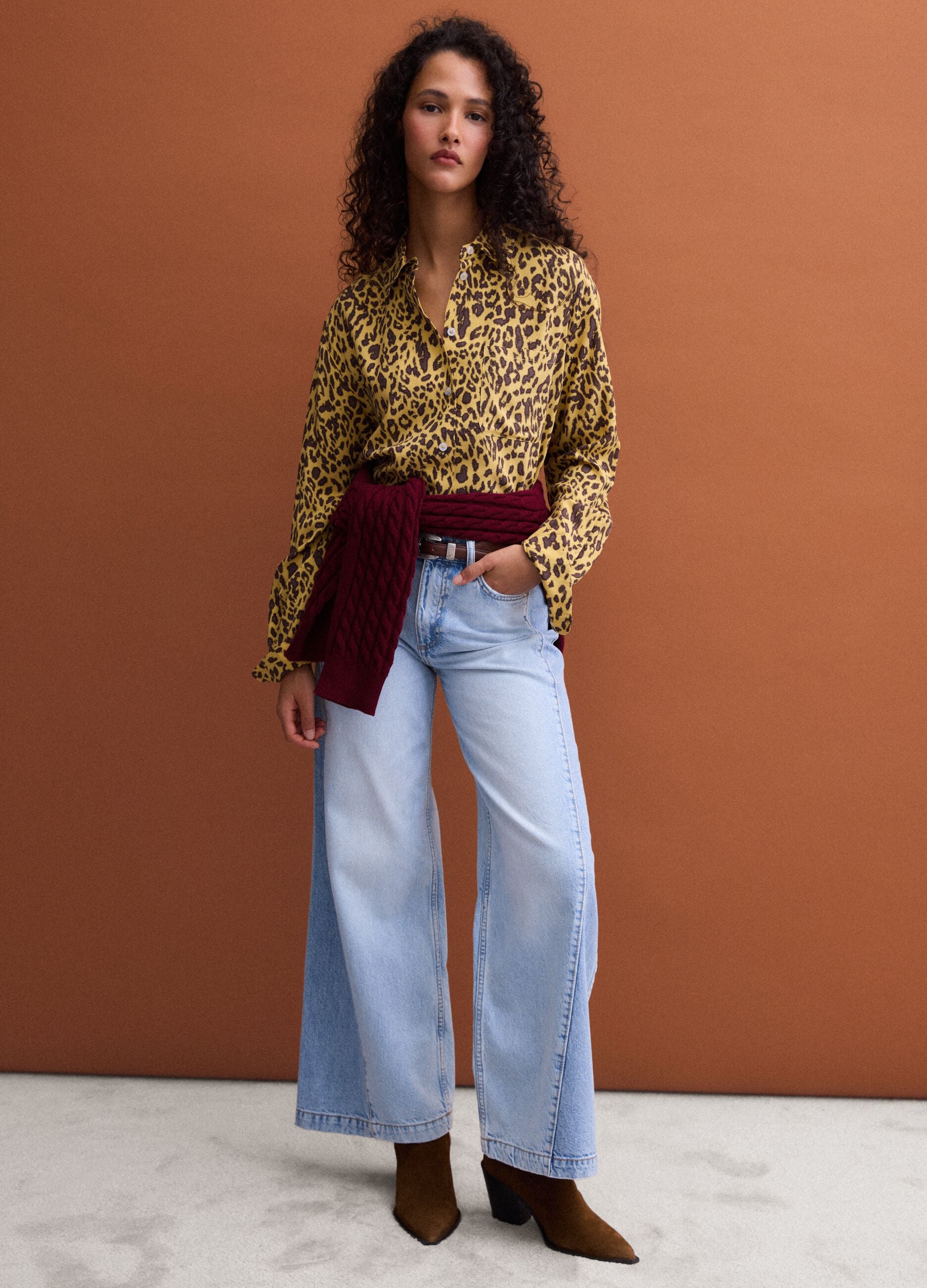 Camicia gialla in pura viscosa con stampa animalier regular fit