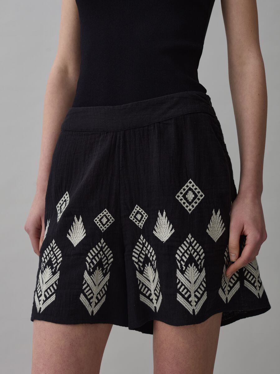 Gauze shorts with ethnic embroidery_1