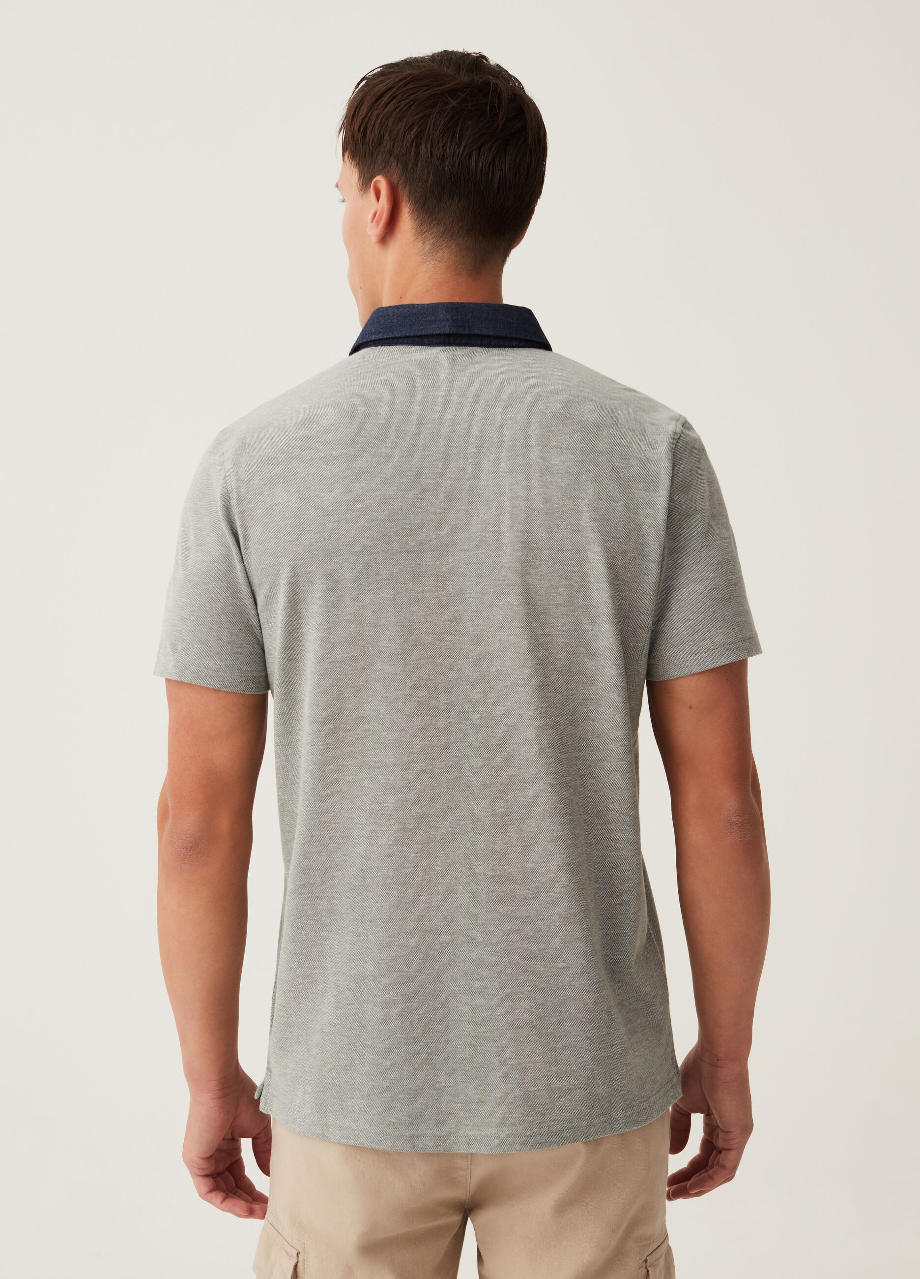 Polo in piquet con colletto chambray_2