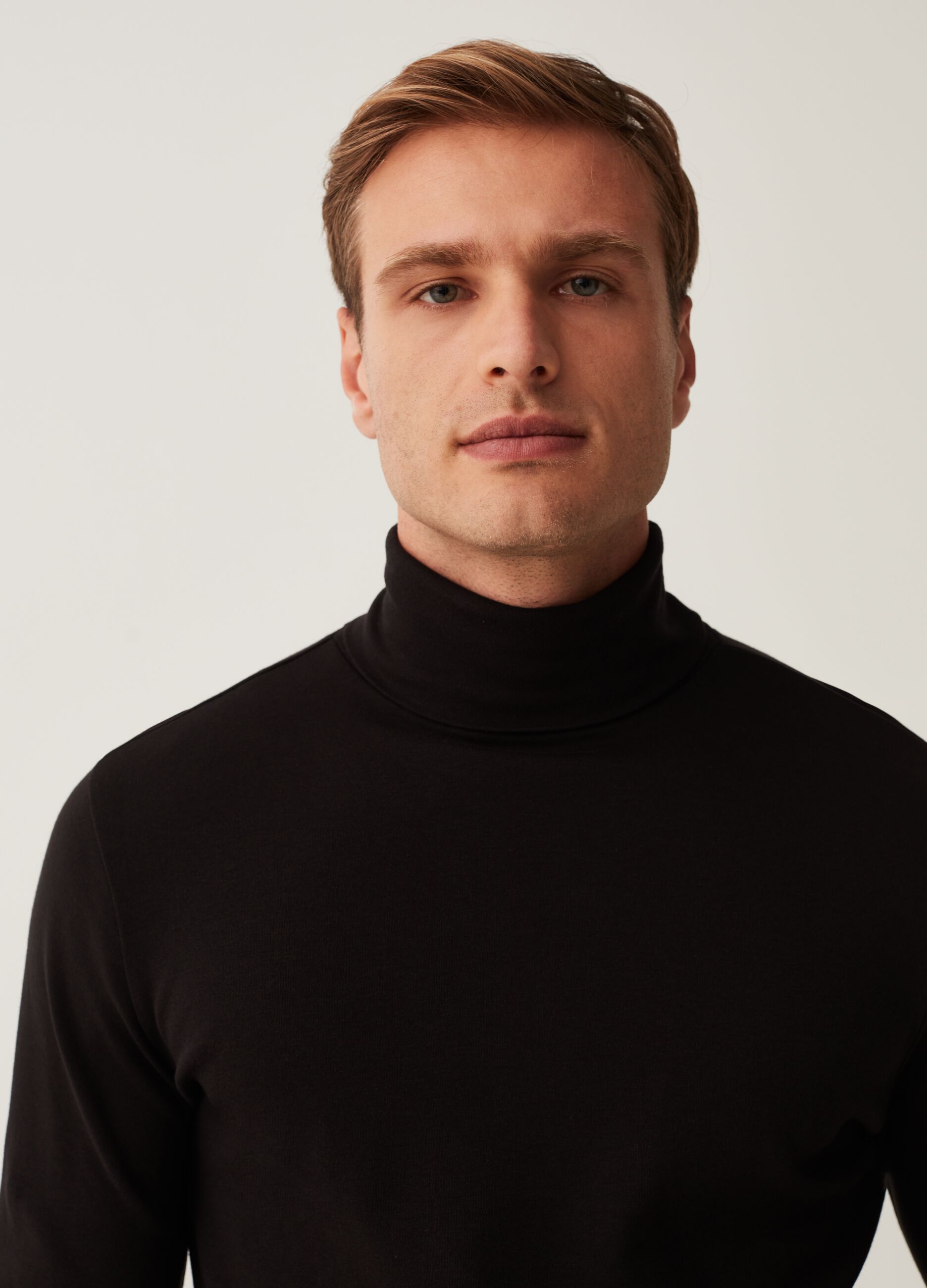 T-shirt a maniche lunghe con collo alto_1