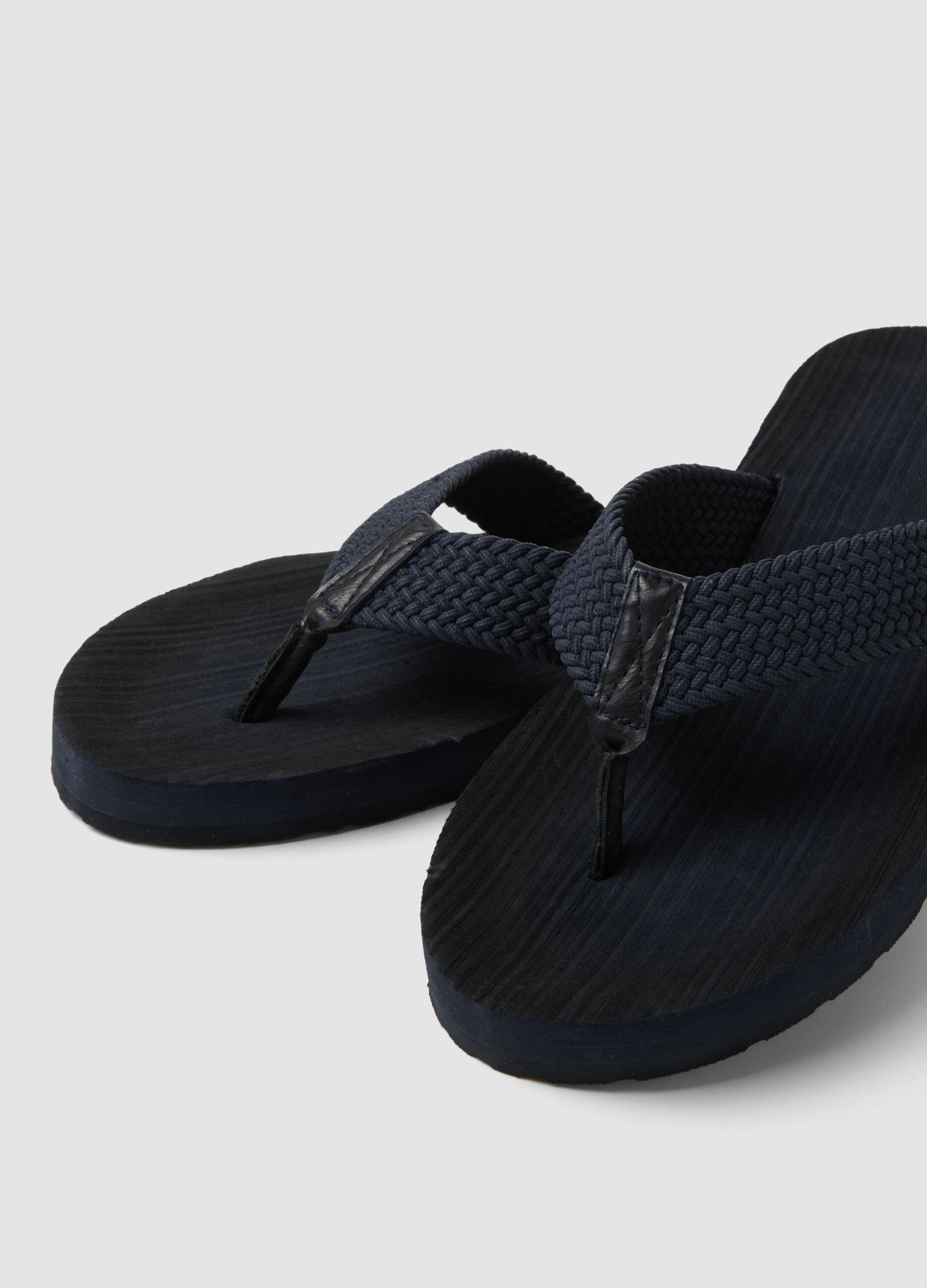 Infradito blu con fascia intrecciata