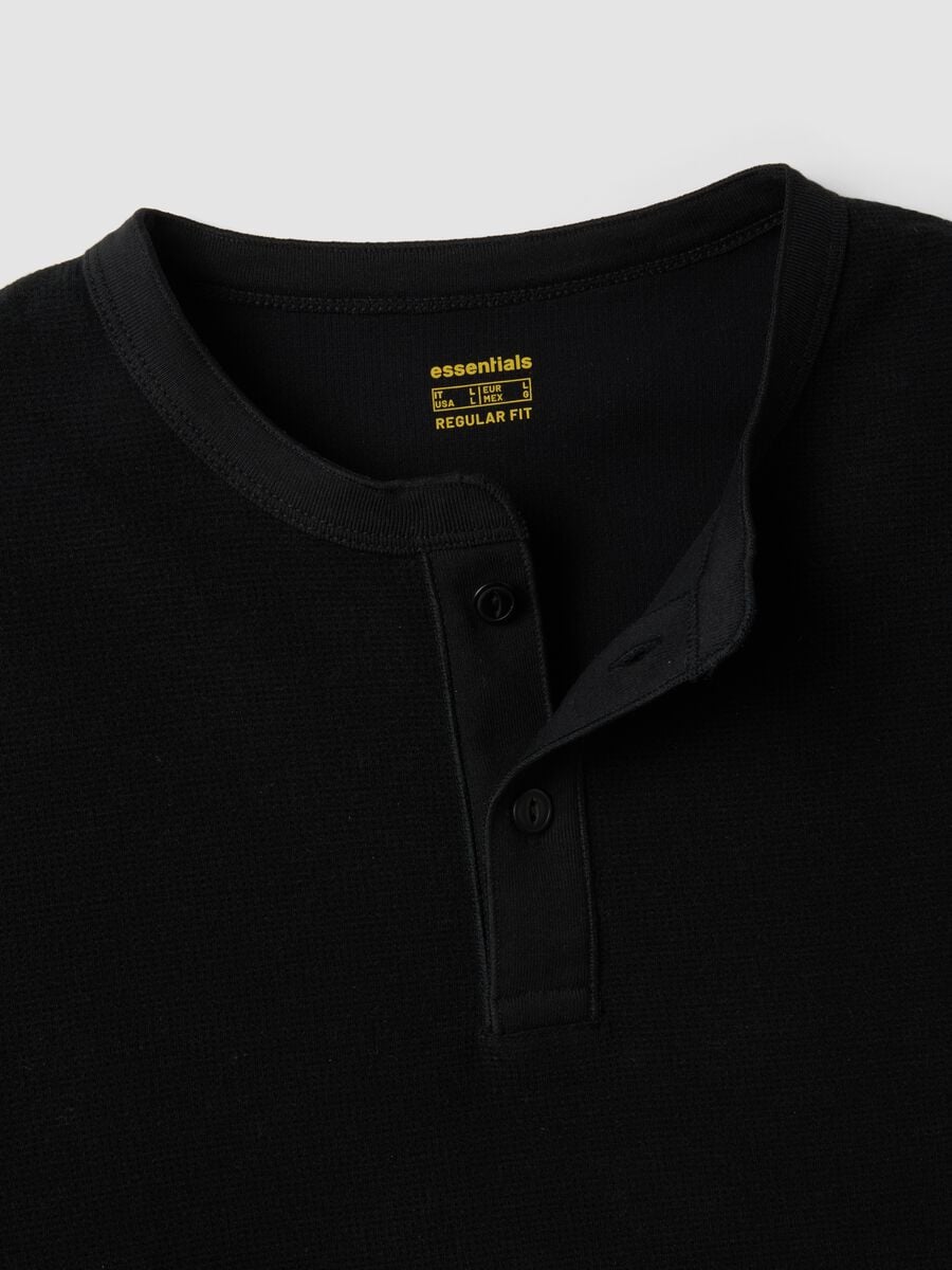 T-shirt nera in misto viscosa a nido d'ape regular fit_1