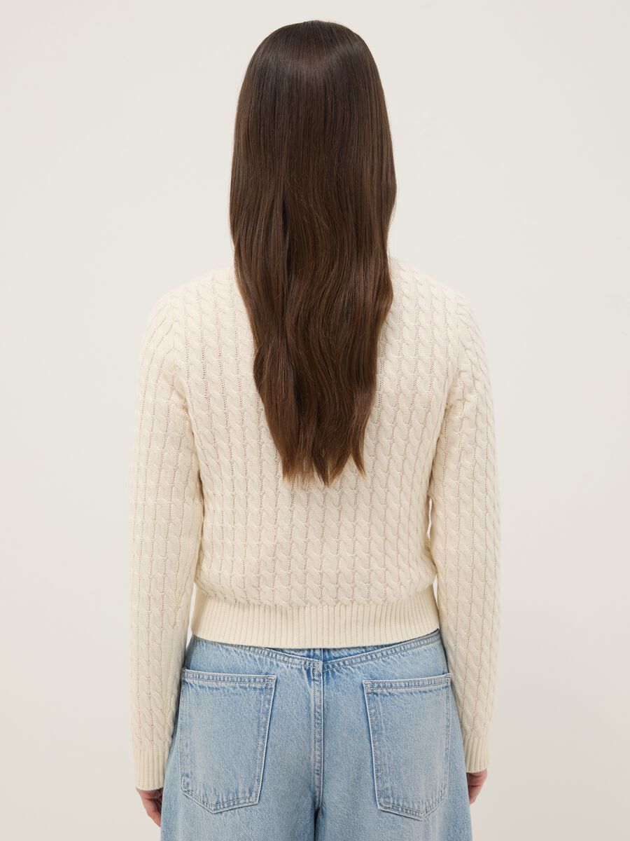 Pullover in puro cotone bianco regular fit con motivo a treccia_3